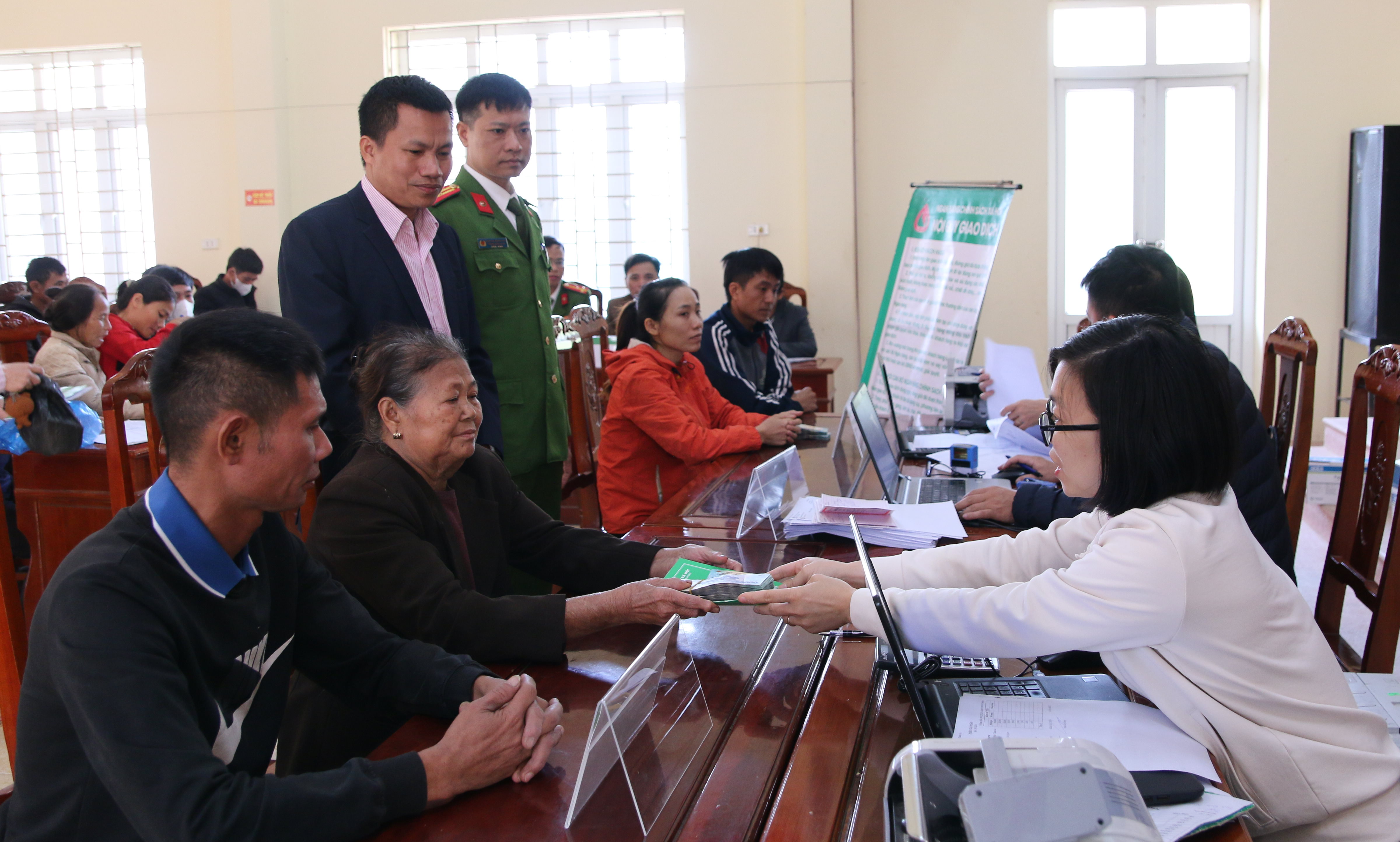 Phòng Giao dịch Ngân hàng Chính sách xã hội huyện Thiệu Hoá giúp đối tượng được vay vốn nhanh chóng tiếp cận với nguồn vốn ưu đãi