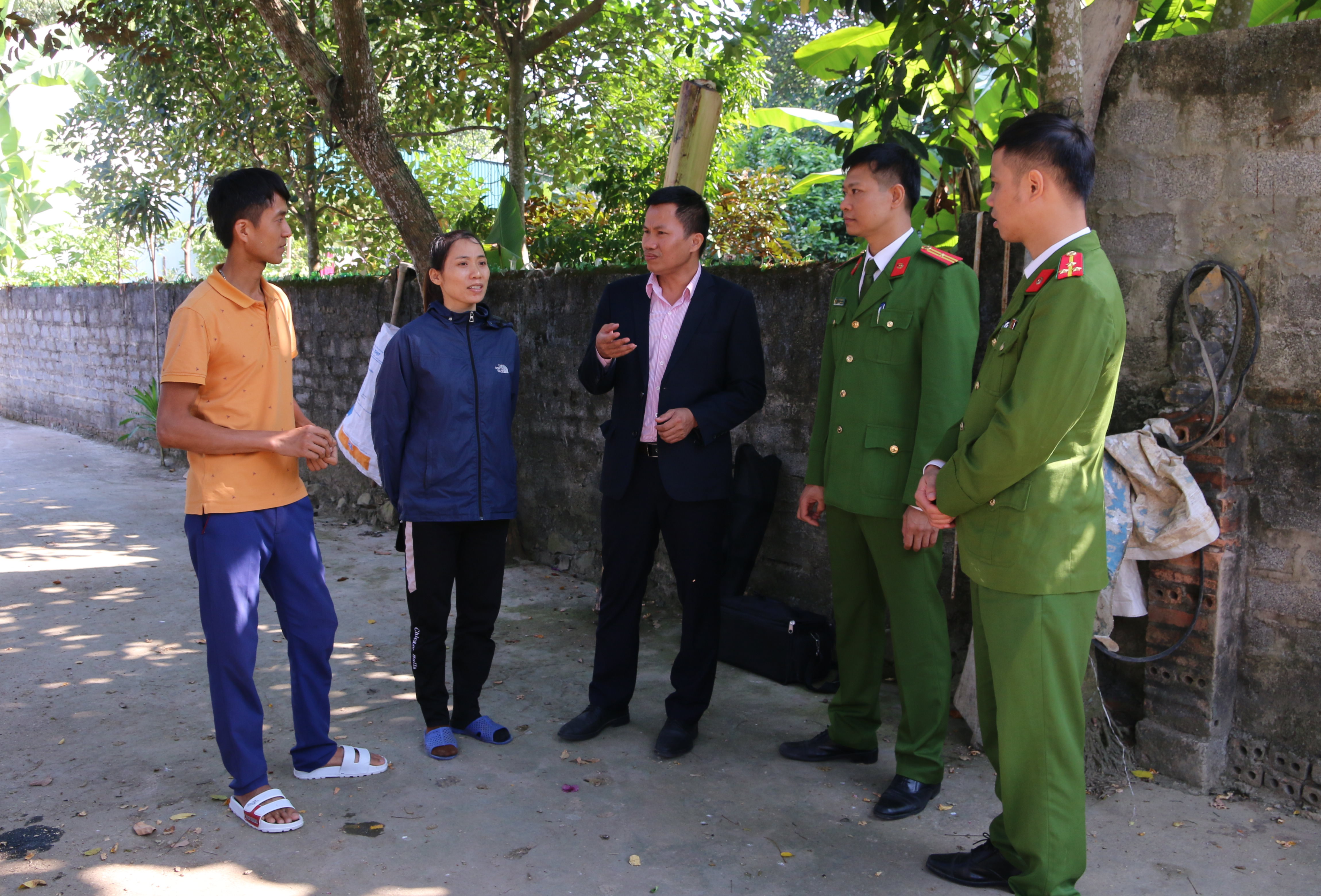 Cán bộ Phòng Giao dịch NHCSXH huyện Thiệu Hoá cùng Công an xã đến tuyên truyền, động viên hộ gia đình được vay vốn chấp hành tốt chính sách pháp luật, đầu tư đồng vốn đúng mục đích.