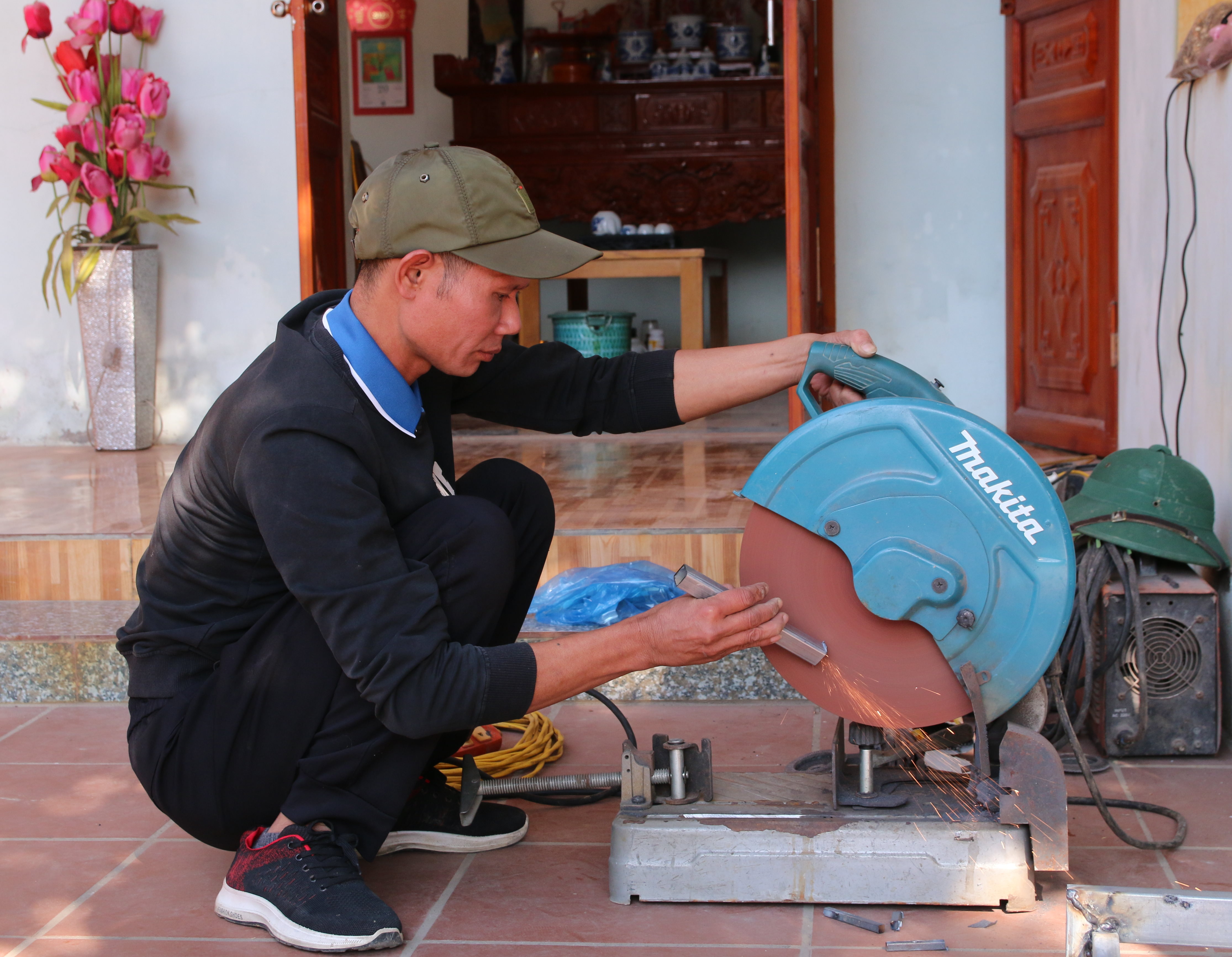 Có vốn, anh Ngô Đức Sáng, thôn Chẩn Xuyên 2, xã Thiệu Ngọc đầu tư mua máy móc, xây dựng chuồng trại để phát triển kinh tế.