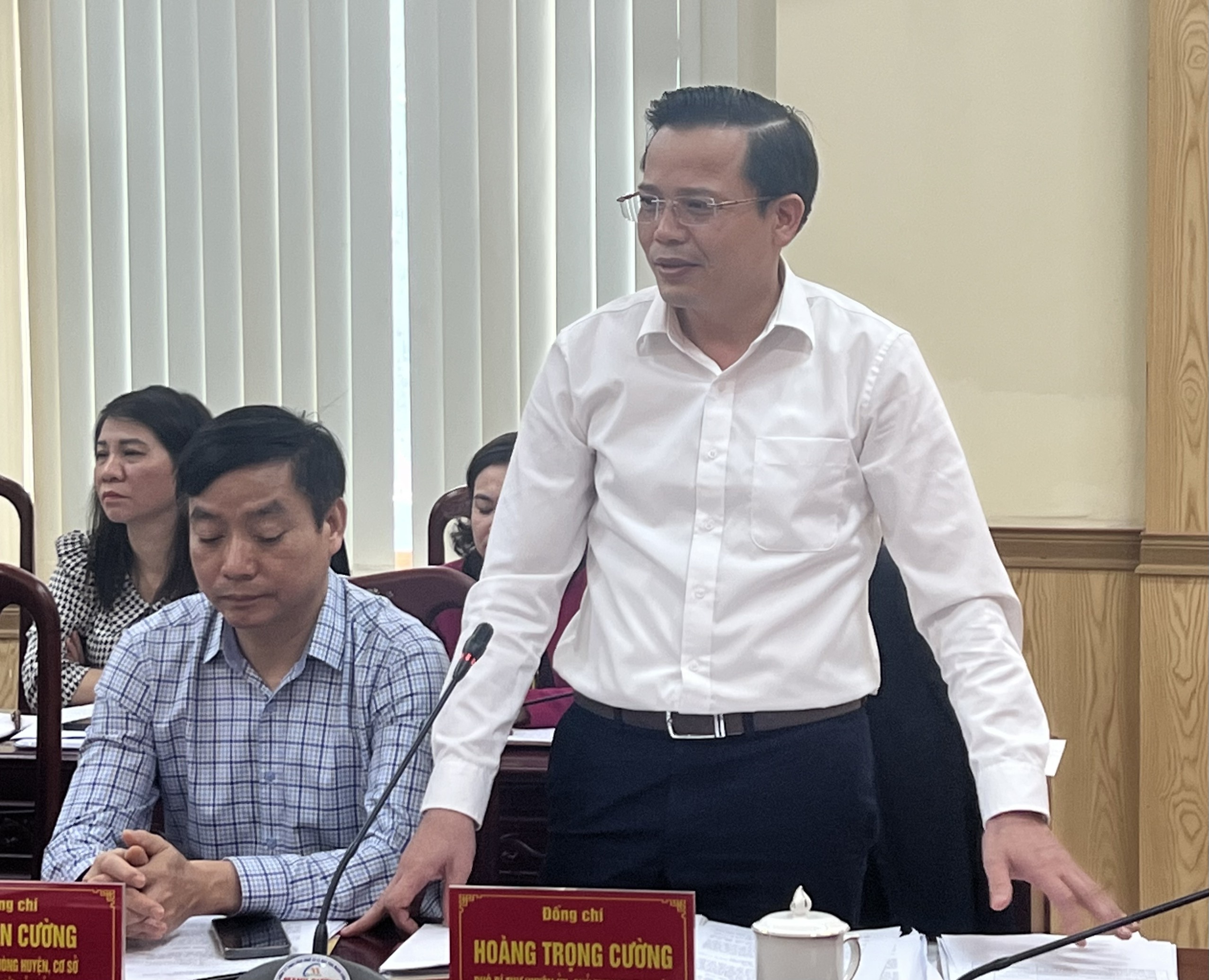 Phó Bí thư Huyện Uỷ, Chủ tịch UBND huyện Hoàng Trọng Cường phát biểu ý kiến tại hội nghị