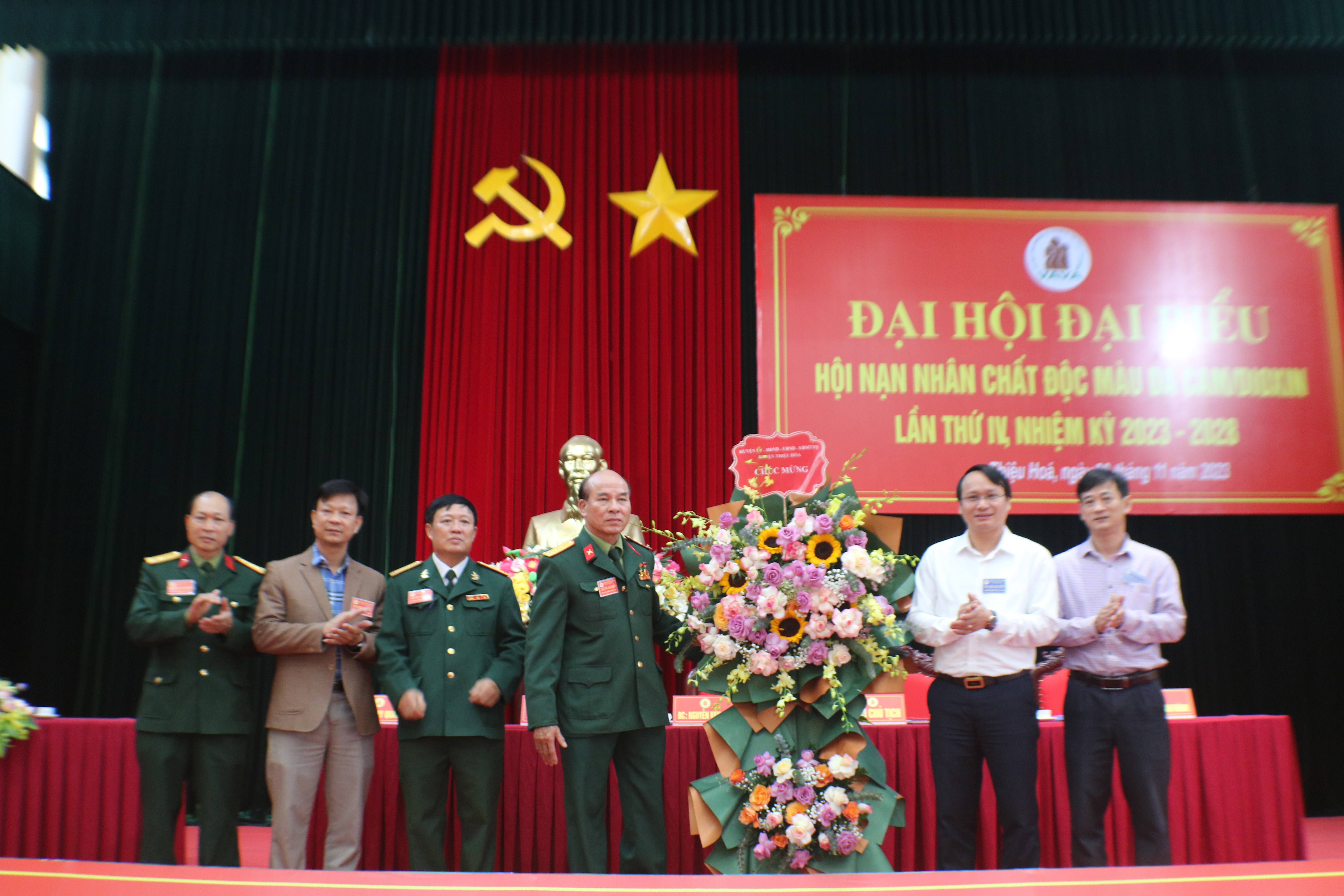 Đồng chí Nguyễn Ngọc Hiểu, Phó Chủ tịch UBND huyện Thiệu Hóa tặng hoa chúc mừng Đại hội
