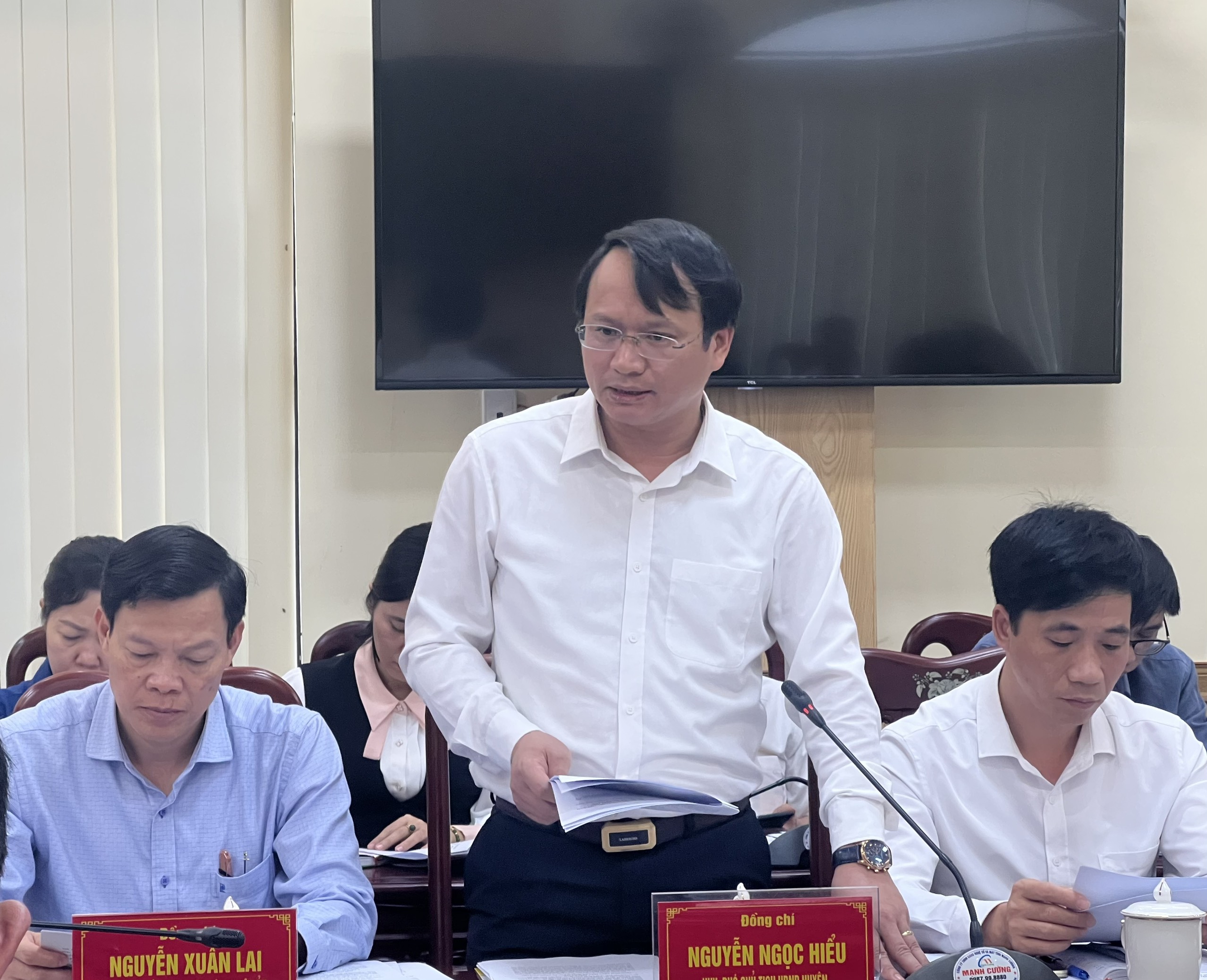 Đồng chí Nguyễn Ngọc Hiểu- Phó CT UBND huyện thông qua các tờ trình