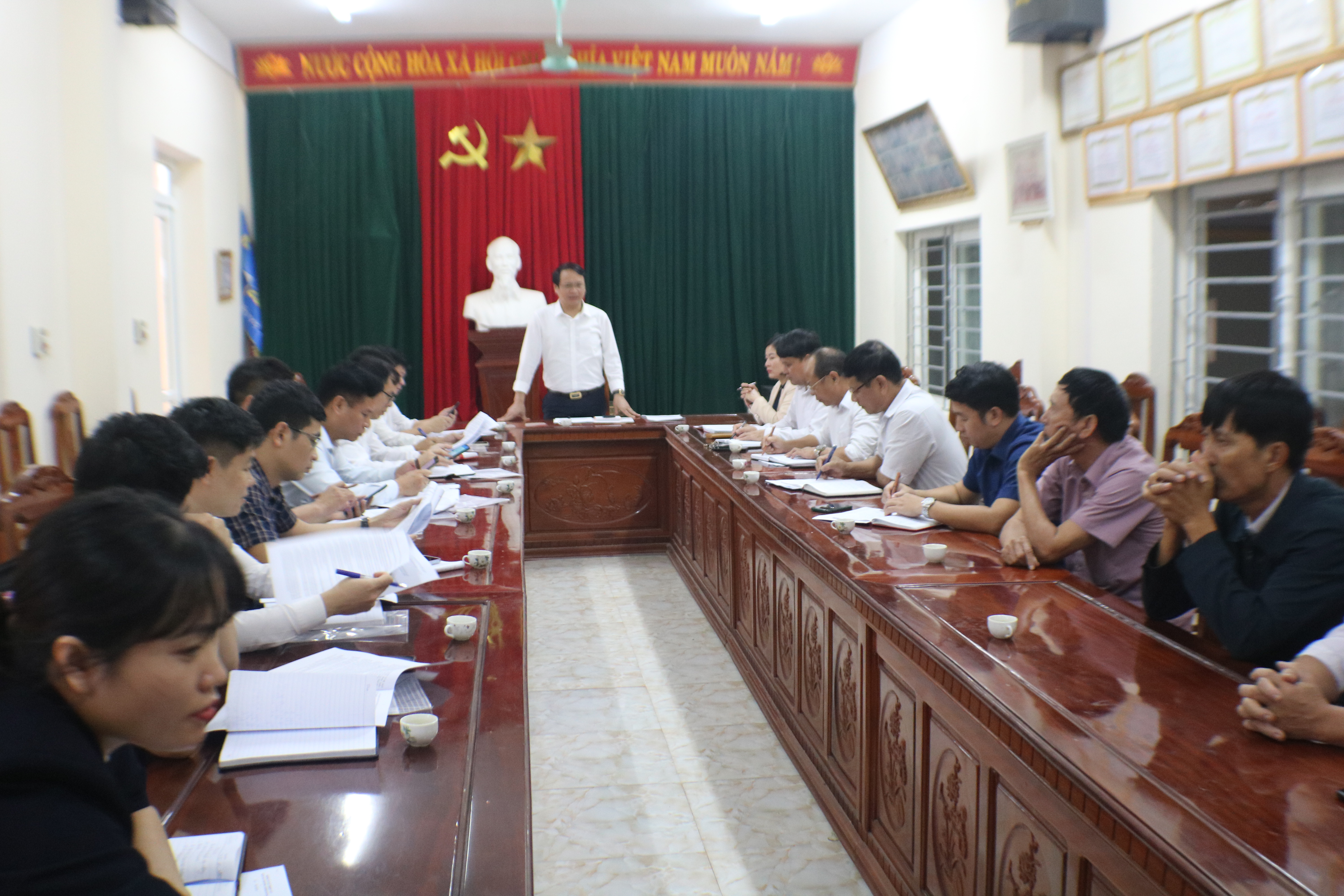 Đồng chí Nguyễn Ngọc Hiểu, Phó Chủ tịch UBND huyện chủ trì buổi làm việc