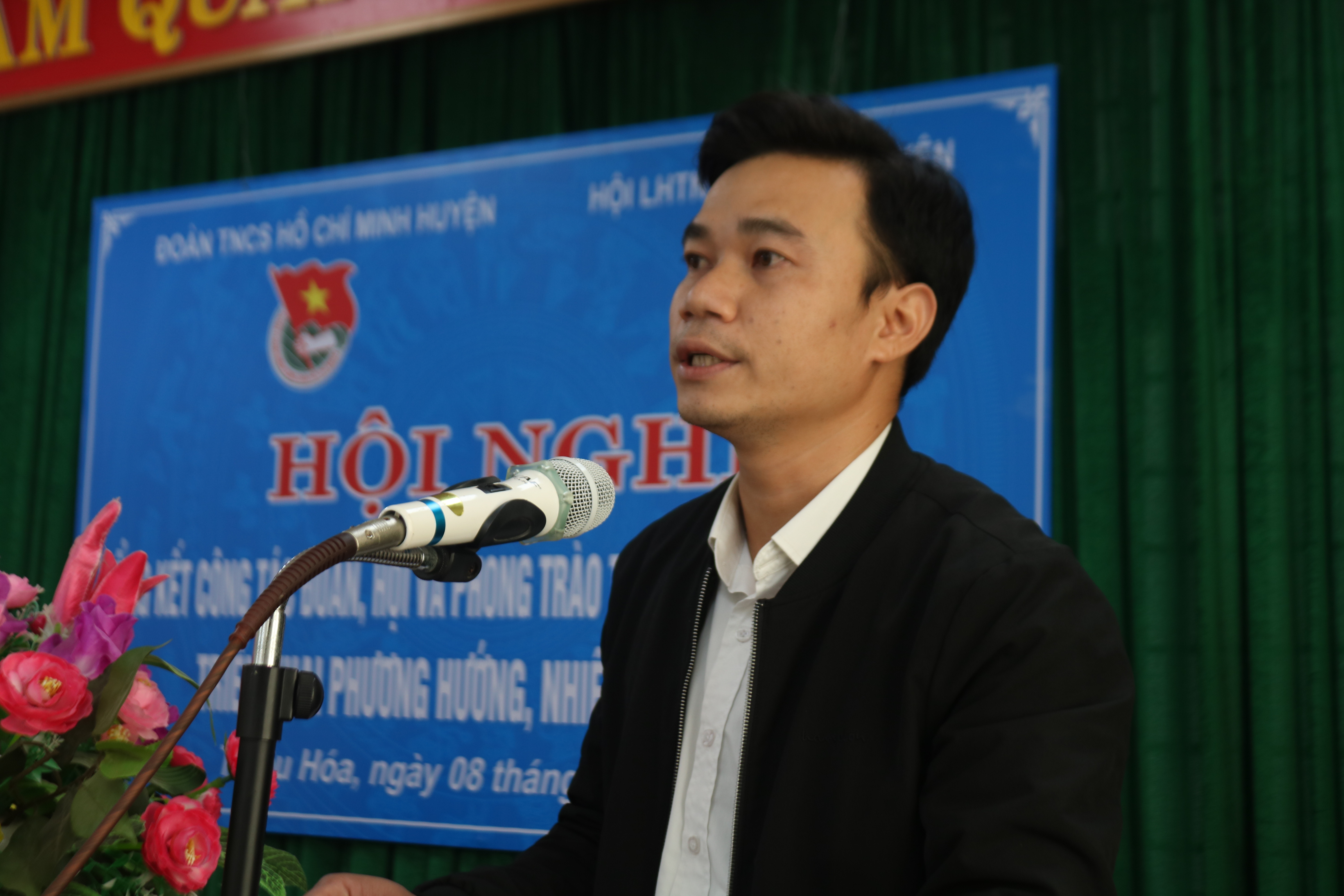 Các đại biểu tham luận tại hội nghị