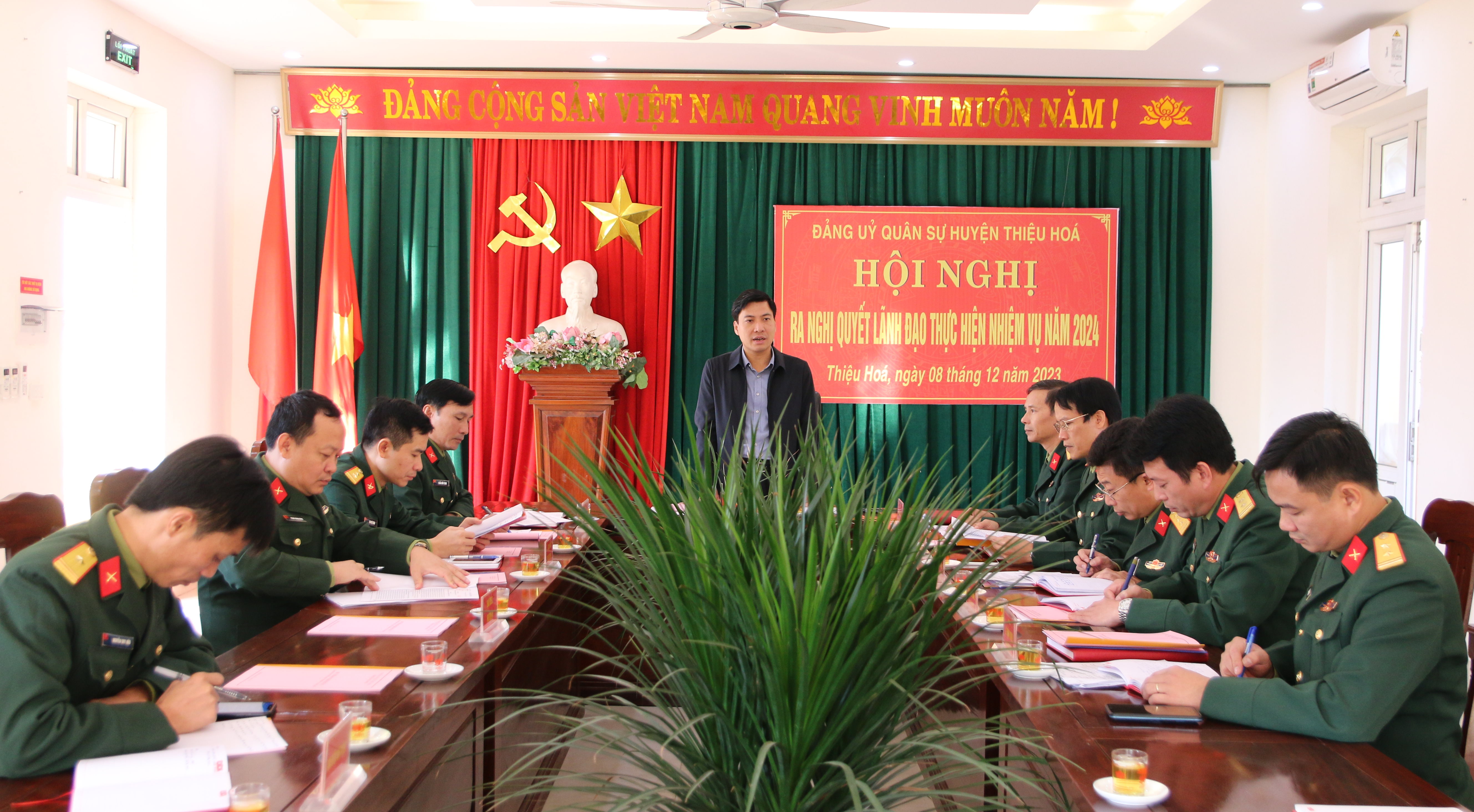 Bí thư Huyện uỷ, Chủ tịch HĐND huyện, Bí thư Đảng uỷ Quân sự huyện Nguyễn Văn Biện kết luận hội nghị
