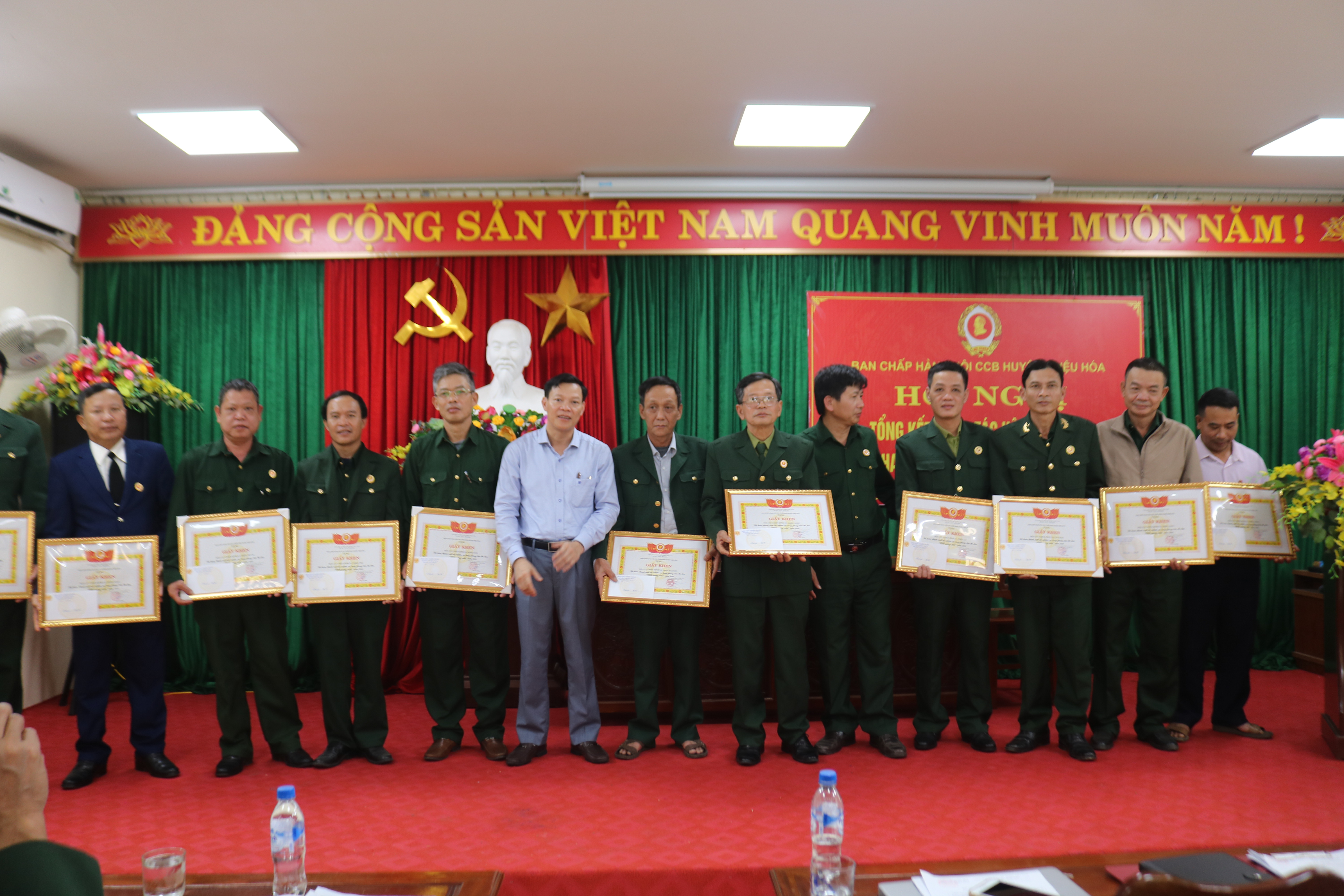 Đồng chí Nguyễn Xuân Lai, Ủy viên Ban Thường vụ Huyện ủy, Trưởng Ban dân vận, Chủ tịch MTTQ huyện; Lê Gia Đảm CT Hội CCB huyện trao giấy khen cho các tập thể và các nhân đạt thành tích xuất sắc trong năm 2023