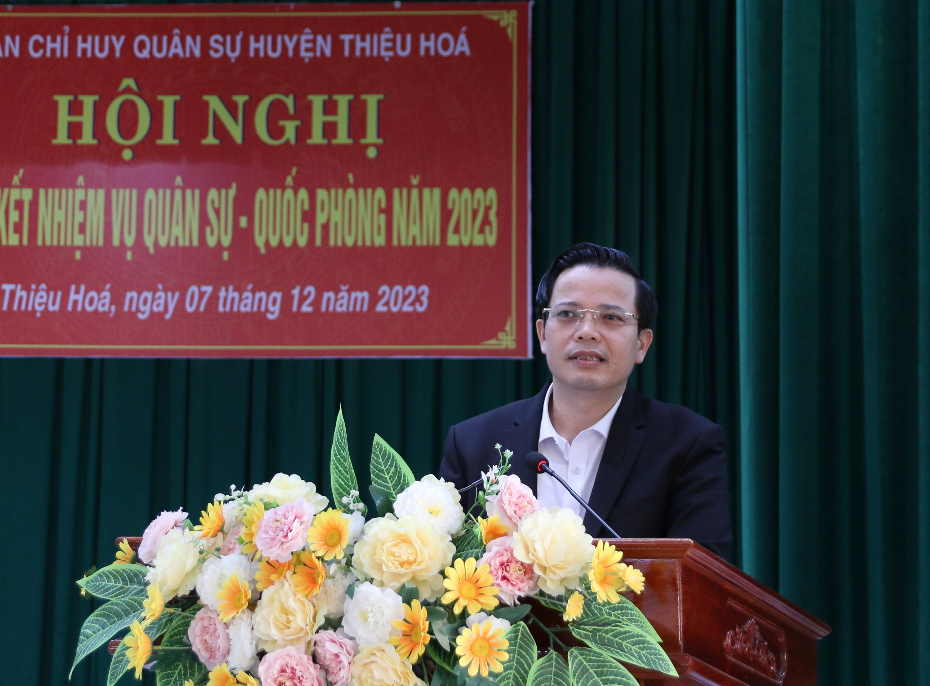 Đồng chí Hoàng Trọng Cường, Phó Bí thư, Chủ tịch UBND huyện thông tin đến hội nghị tình hình kinh tế, xã hội của huyện Thiệu Hoá năm 2023