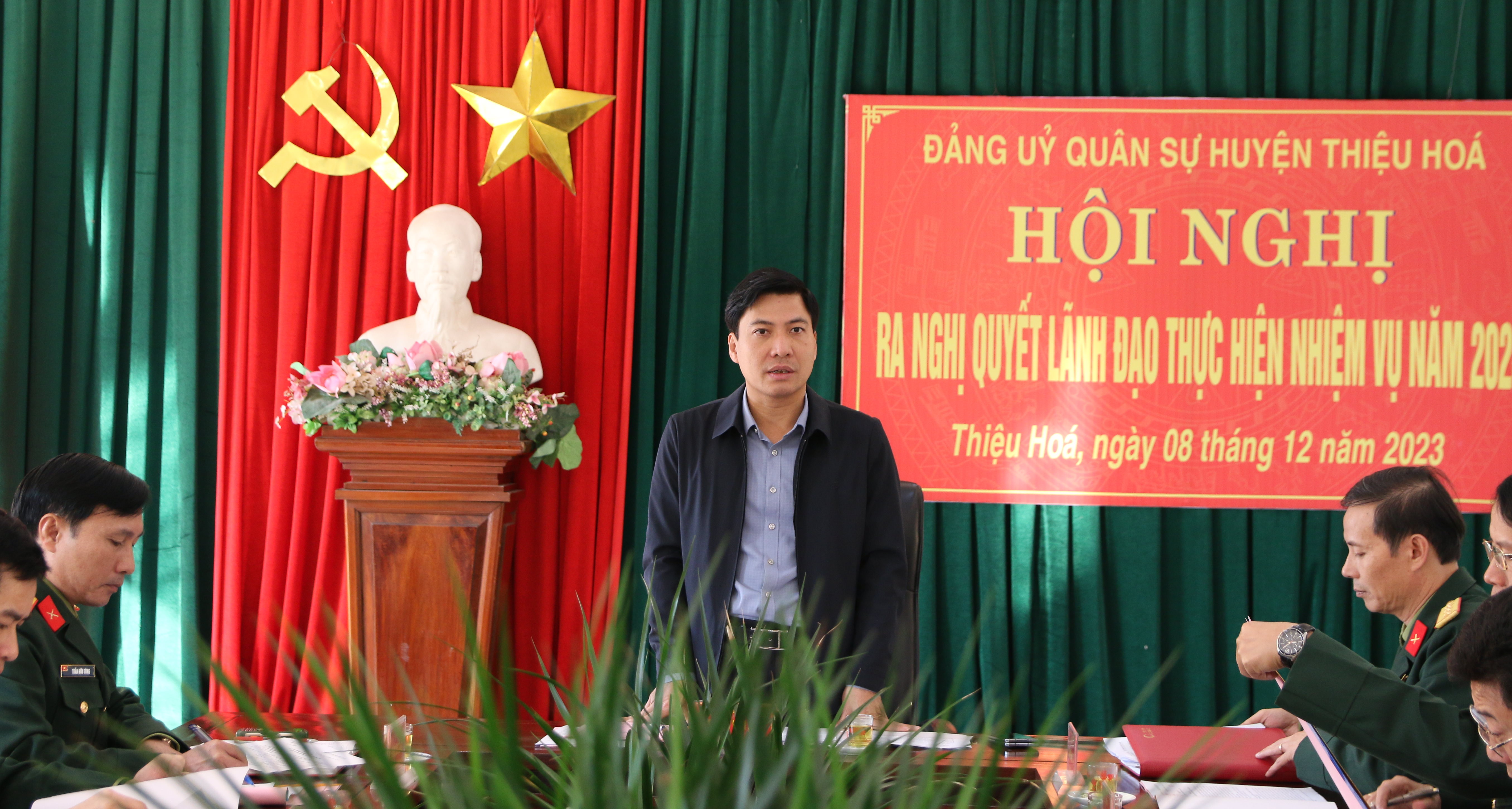 Đồng chí Nguyễn Văn Biện, Bí thư Huyện uỷ, Chủ tịch HĐND huyện, Bí thư Đảng uỷ Quân sự huyện khai mạc hội nghị