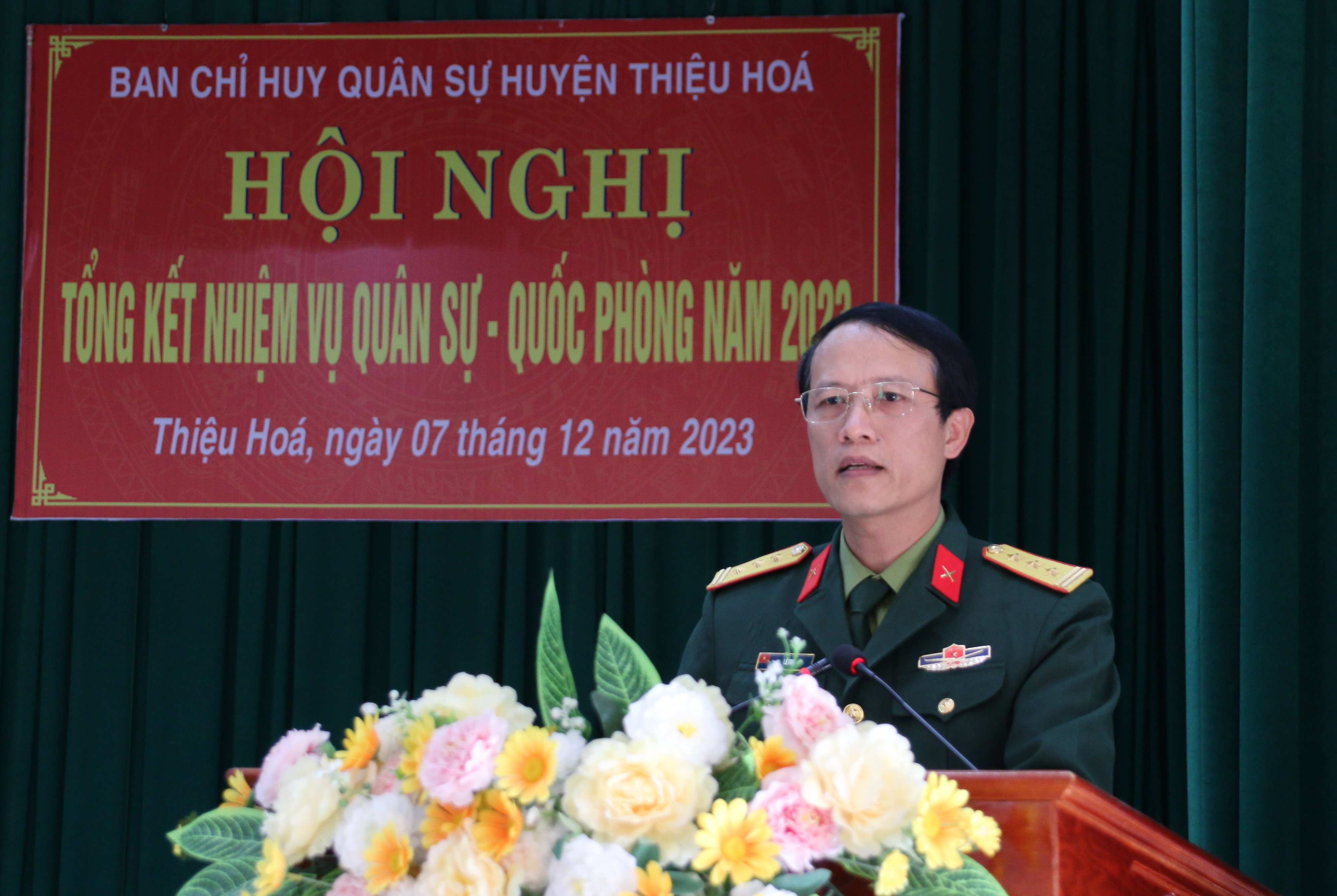 Thượng tá Lê Vinh, Uỷ viên Ban Thường vụ Huyện uỷ, Chỉ huy trưởng Ban CHQS huyện khai mạc hội nghị
