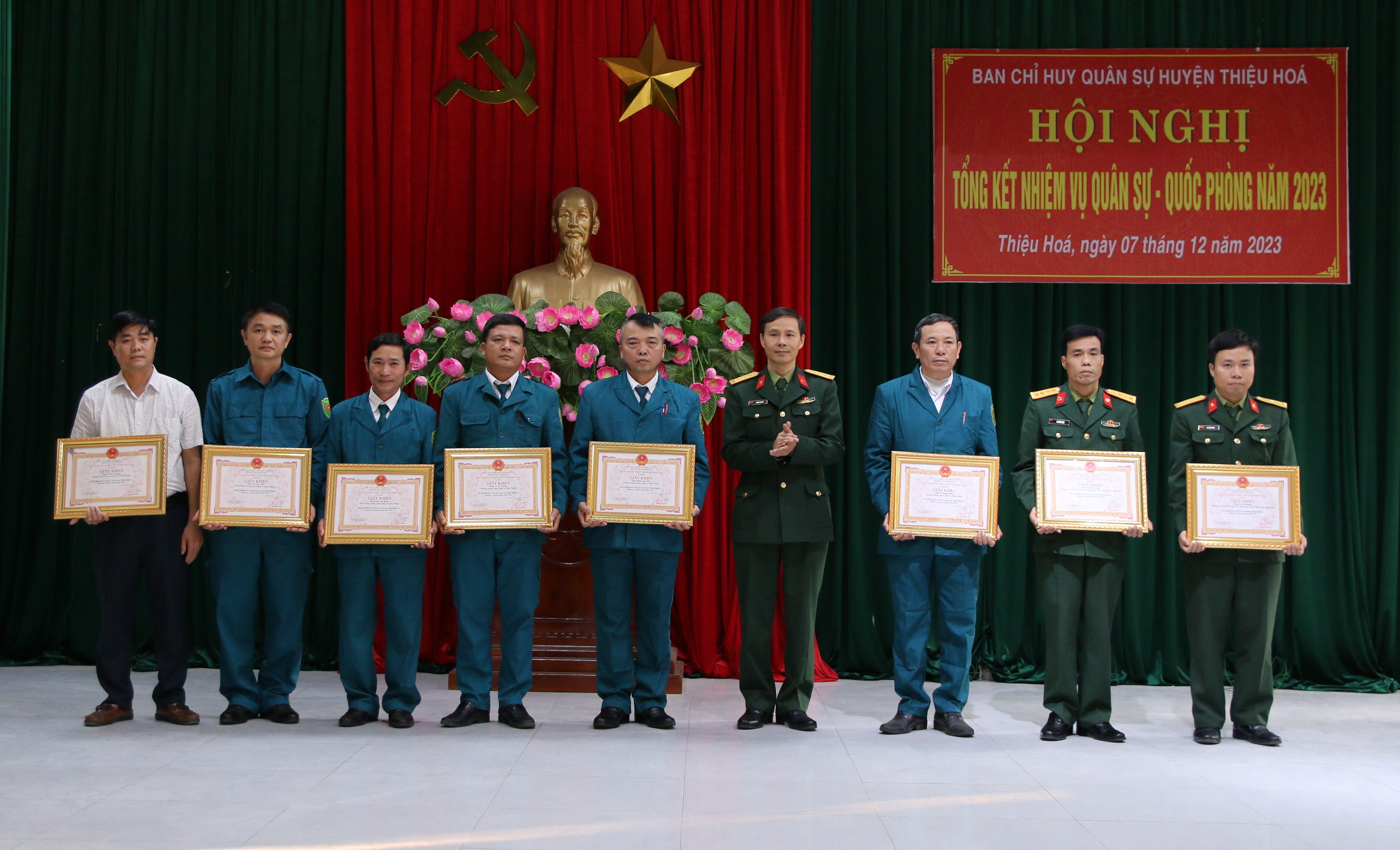 Các cá nhân, tập thể được khen thưởng