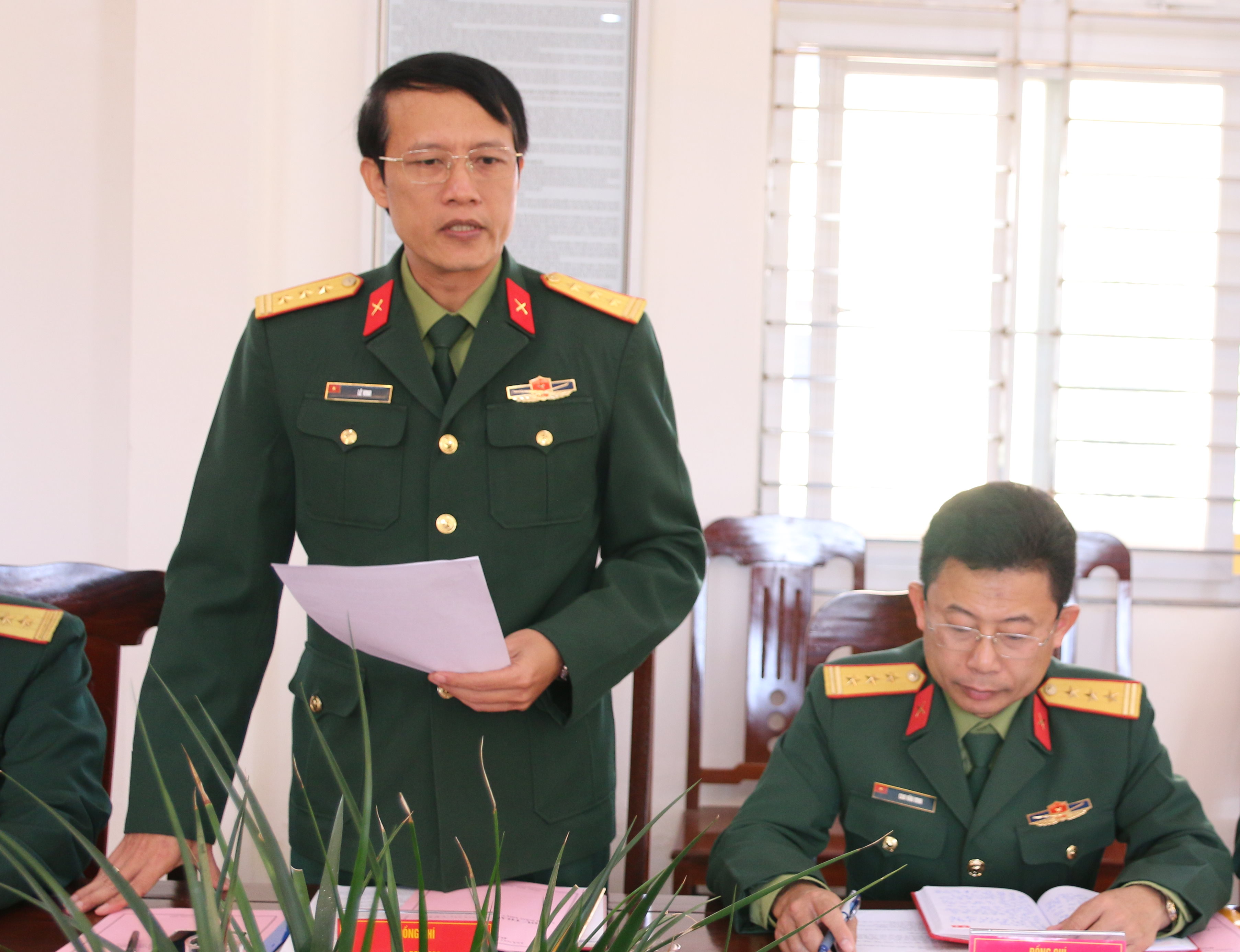 Thượng tá Lê Vinh, Uỷ viên Ban Thường vụ, Chỉ huy trưởng BCH Quân sự huyện phát biểu tại hội nghị