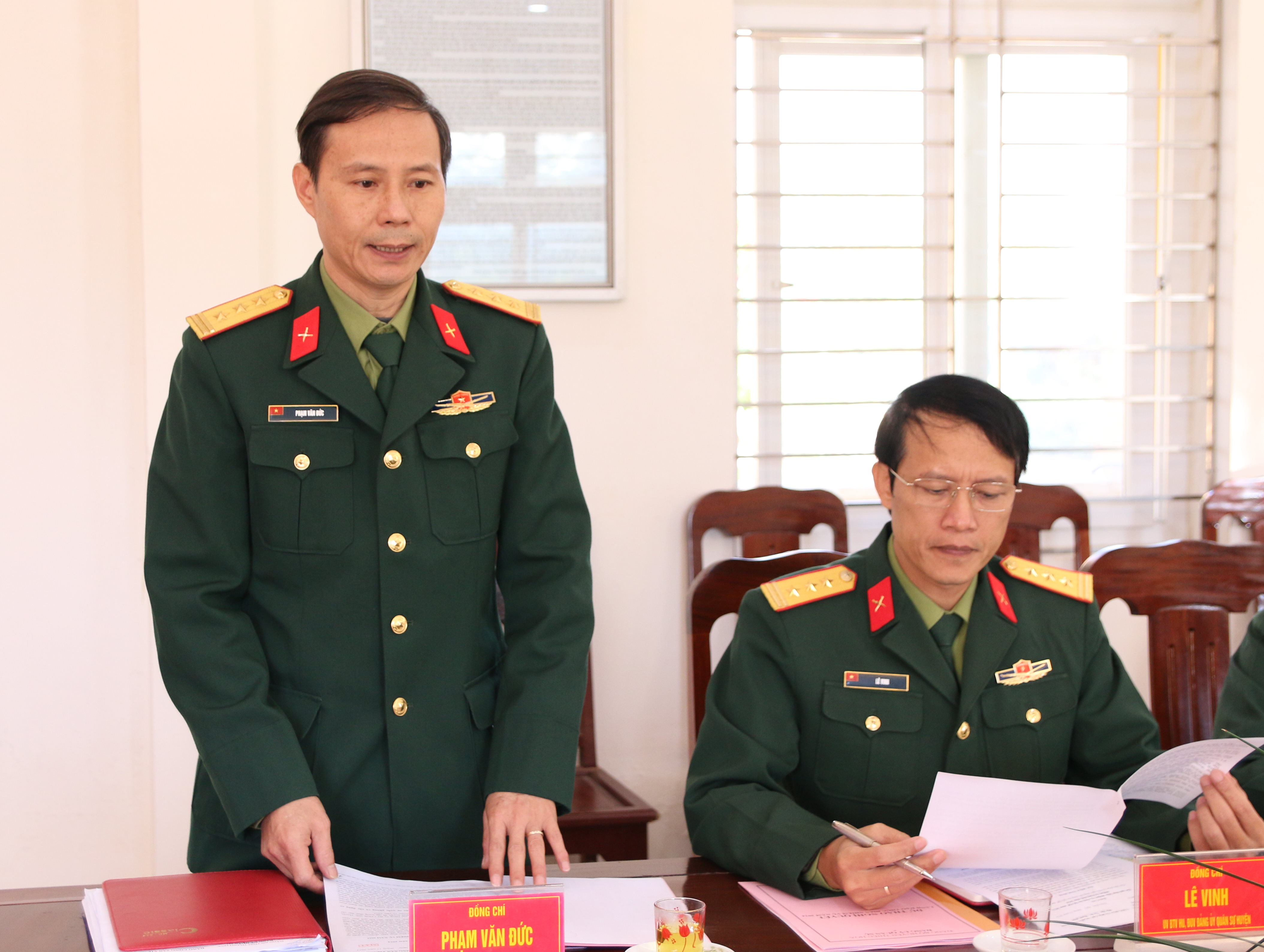 Thượng tá Phạm Văn Đức, Phó Bí thư Đảng uỷ, Chính trị viên BCH Quân sự huyện thông qua dự thảo Nghị quyết nhiệm vụ năm 2024