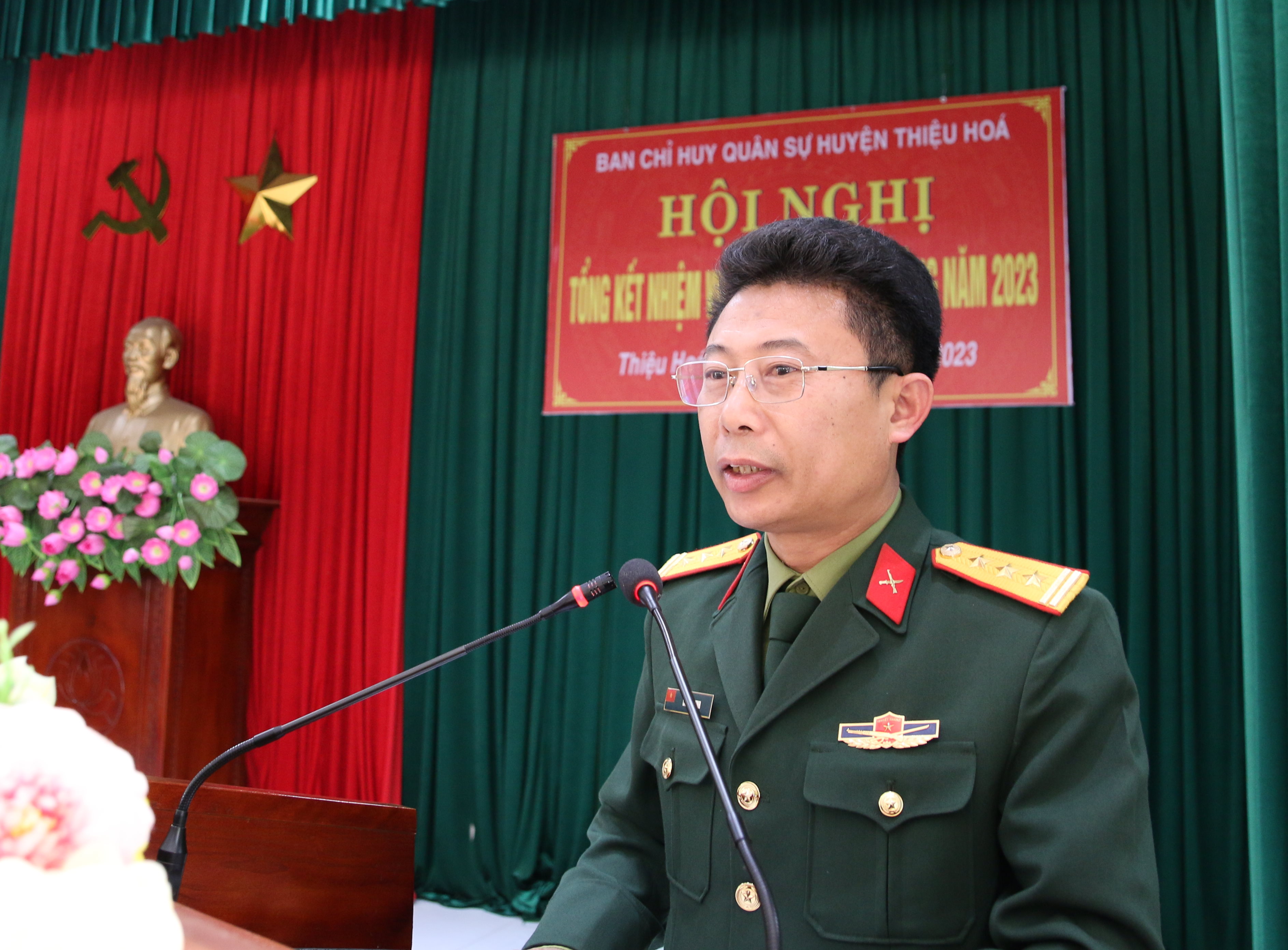Thượng Tá Cao Văn Vinh, Phó Chỉ huy trưởng Ban CHQS huyện báo cáo kết quả thực hiện nhiệm vụ QS-QP năm 2023