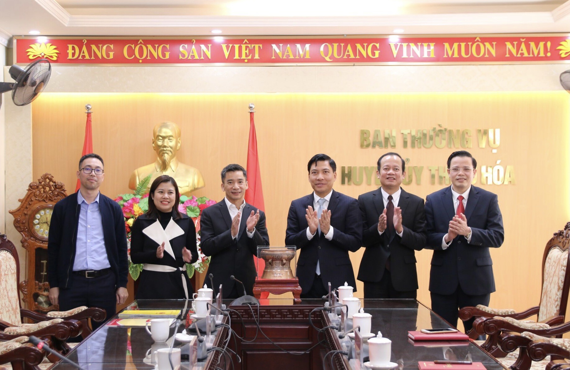 Lãnh đạo huyện Thiệu Hoá trao tặng trống đồng, sản phẩm của làng nghề Thiệu Trung cholãnh đạo tập đoàn WHA