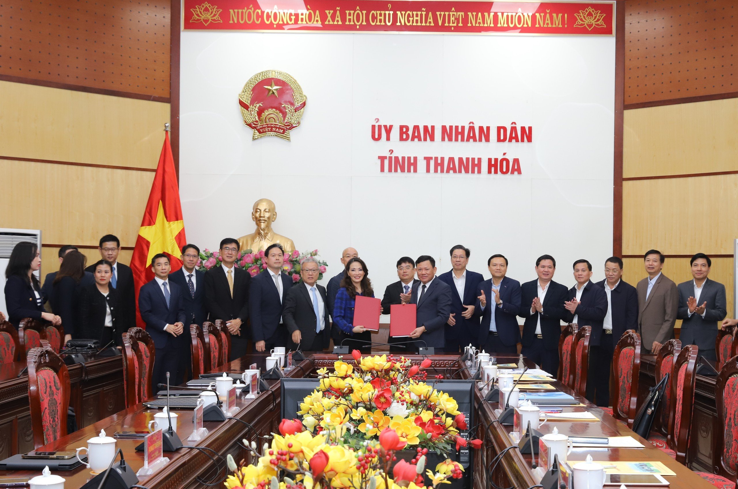 ại diện Tập đoàn WHA và Ban Quản lý Khu kinh tế Nghi Sơn và các Khu công nghiệp tỉnh ký biên bản ghi nhớ về việc nghiên cứu đầu tư Dự án Khu công nghiệp Giang Quang Thịnh, huyện Thiệu Hóa.