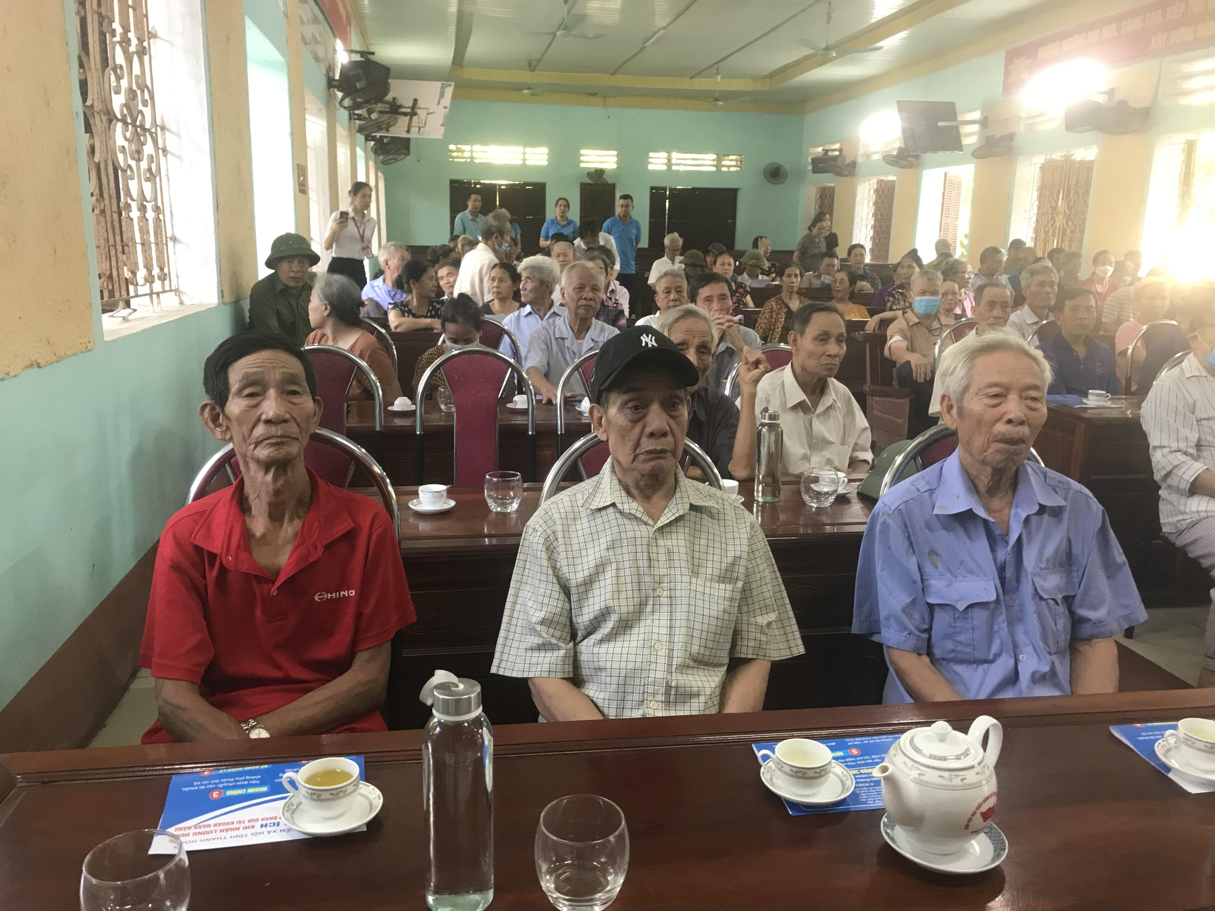 Người thụ hưởng lương hưu, trợ cấp BHXH của trị trấn Thiệu Hoá tham gia hội nghị