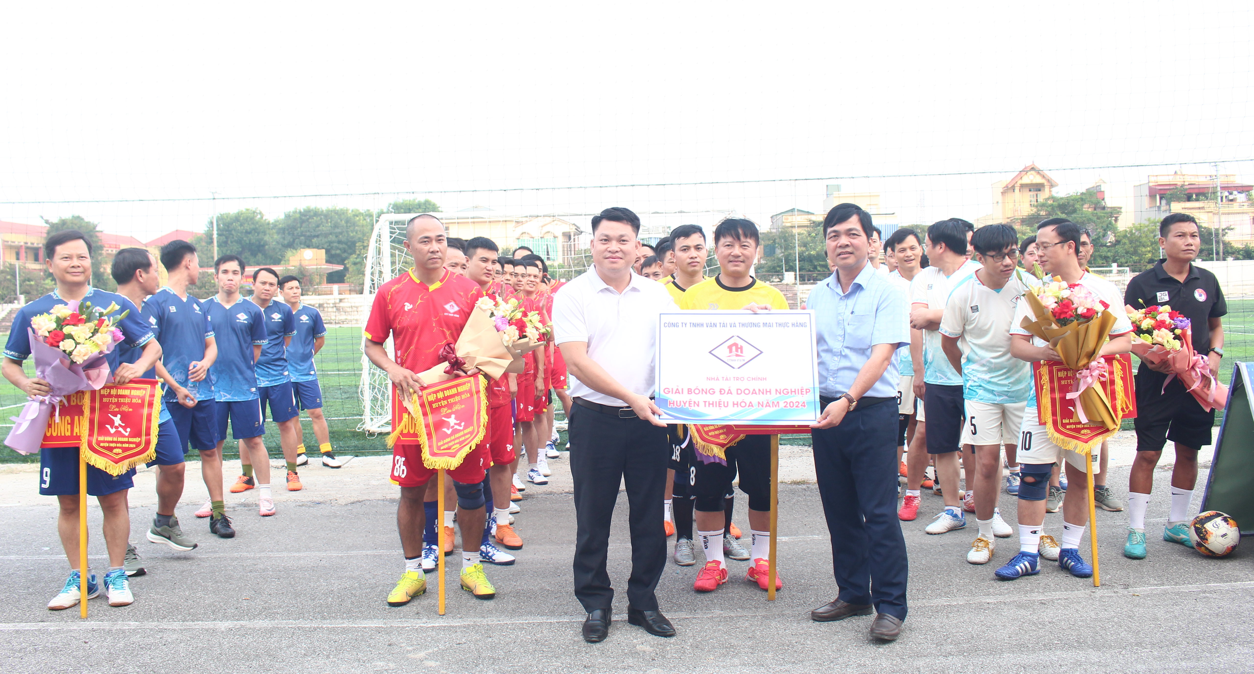 Lãnh đạo Công ty TNHH Vận tải - Thương mại Thực Hằng tài trợ giải