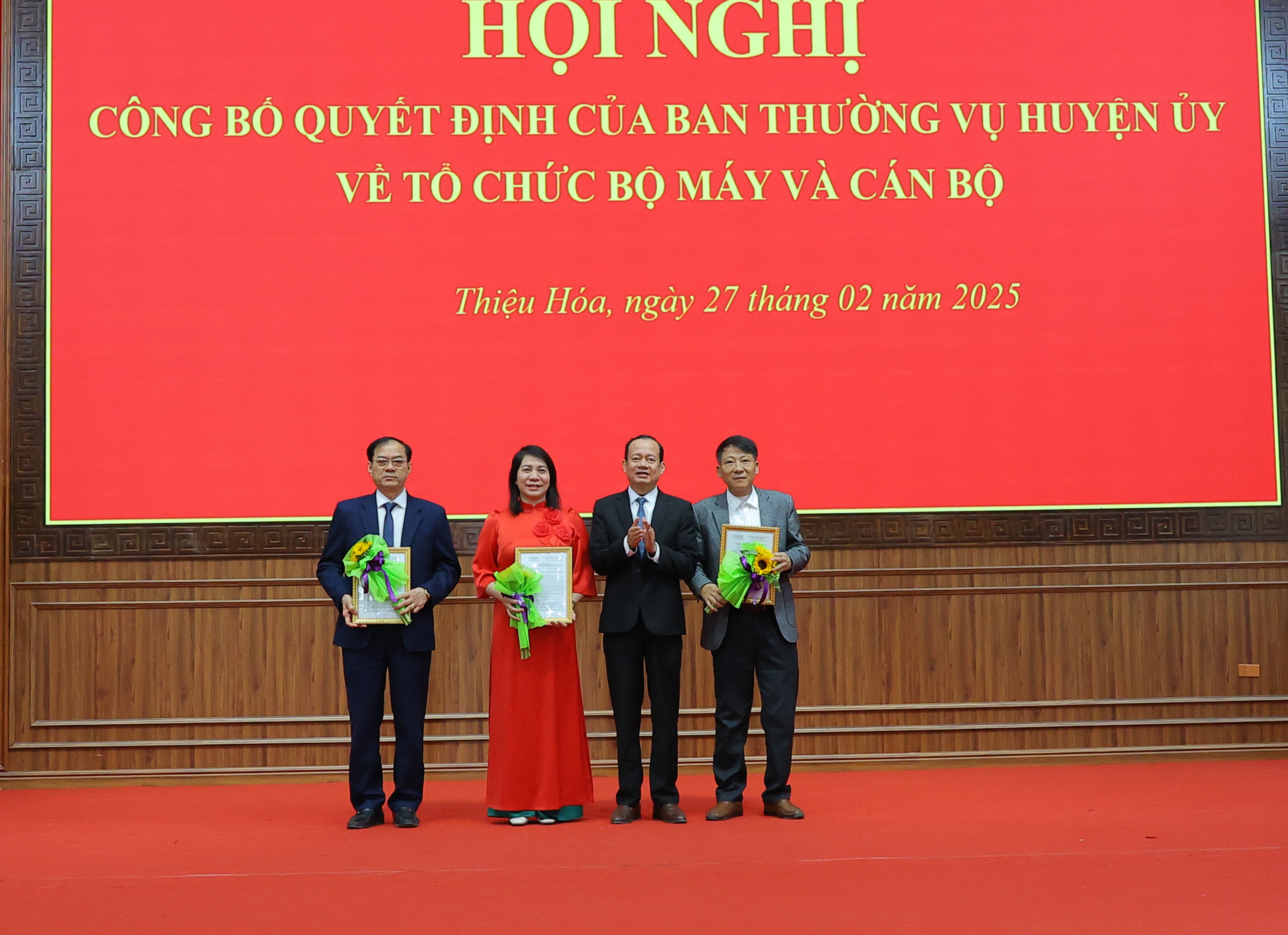 Phó Bí thư Thường trực Huyện uỷ Đỗ Thế Bằng, trao Quyết định, tặng hoa chúc mừng các đồng chí nghỉ chế độ bảo hiểm xã hội theo Nghị định 178