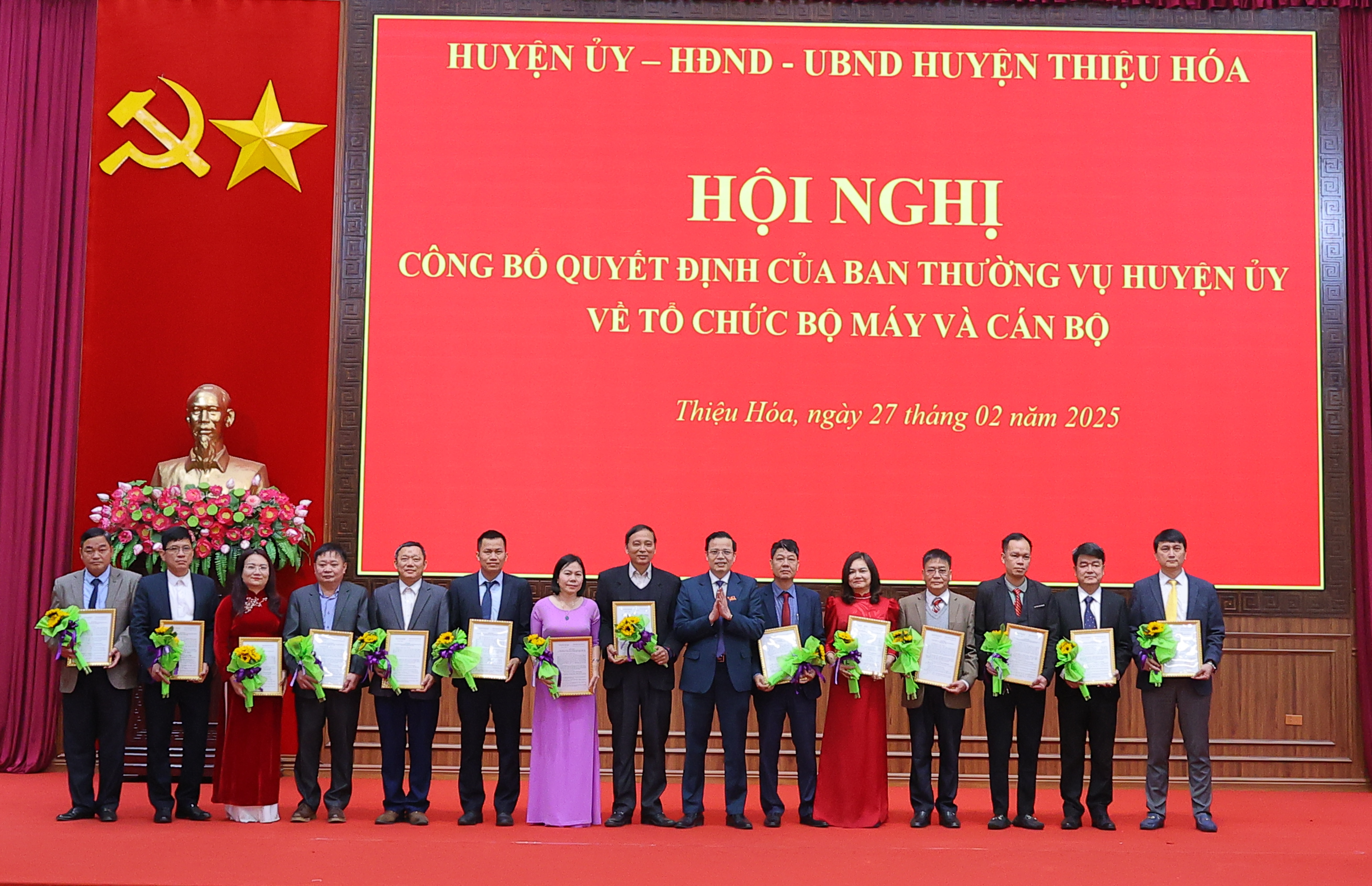 Phó Bí thư, Chủ tịch UBND huyện Hoàng Trọng Cường trao Quyết định chỉ định Bí thư, Phó bí thư Chi bộ các cơ quan, doanh nghiệp, đơn vi thuộc ngành dọc