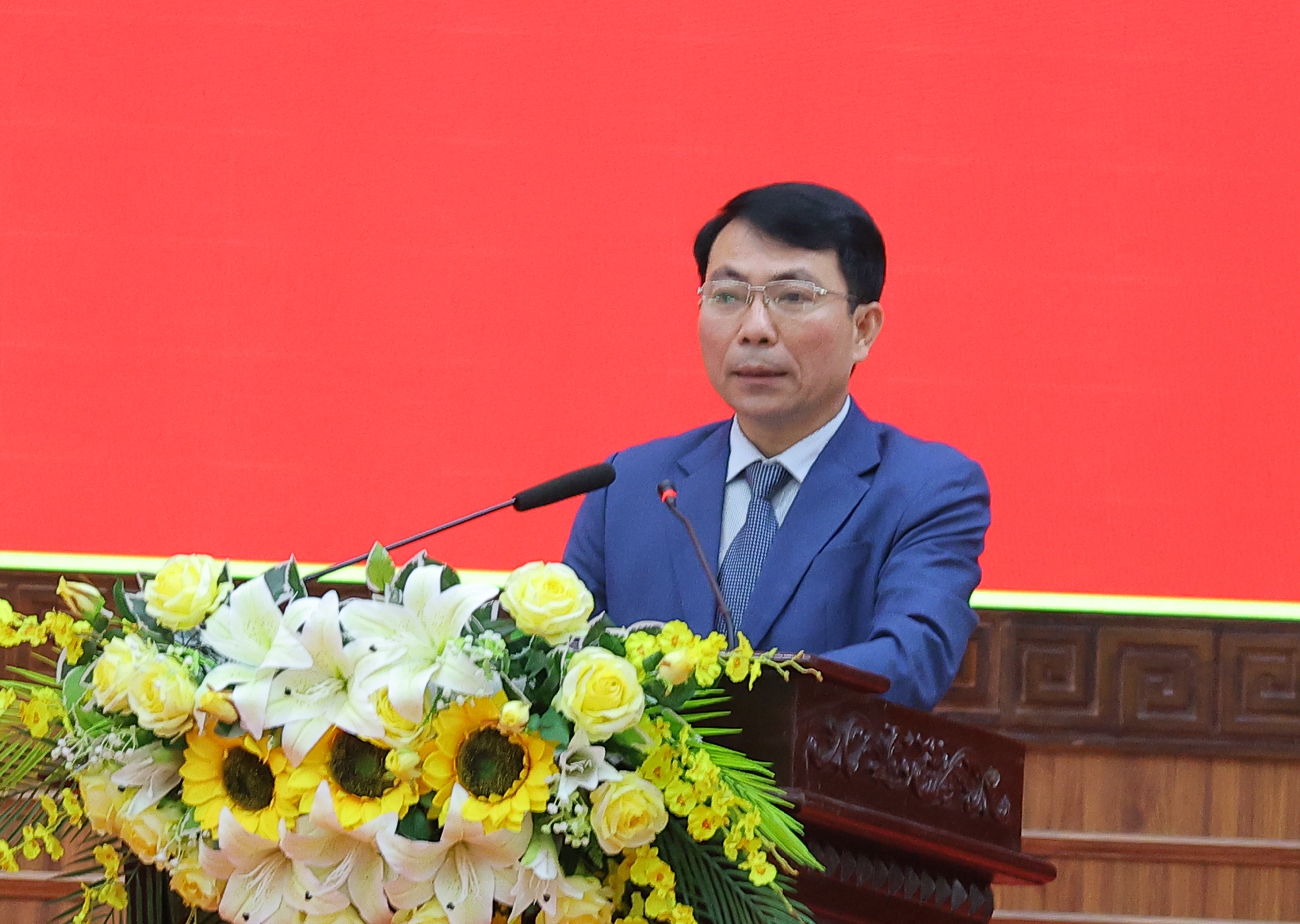 Uỷ viên Ban Thường vụ, Trưởng Ban Tổ chức Huyện ủy, Đỗ Ngọc Luân công bố các Quyết định của Ban Chấp hành, Ban Thường vụ Huyện ủy và Nghị quyết HĐND huyện