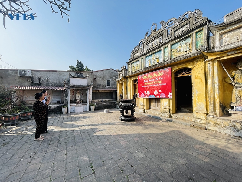Đền thờ ông tổ đúc đồng Trà Đông với nét kiến trúc cổ kính, là nơi sinh hoạt văn hóa tín ngưỡng của người dân làng nghề