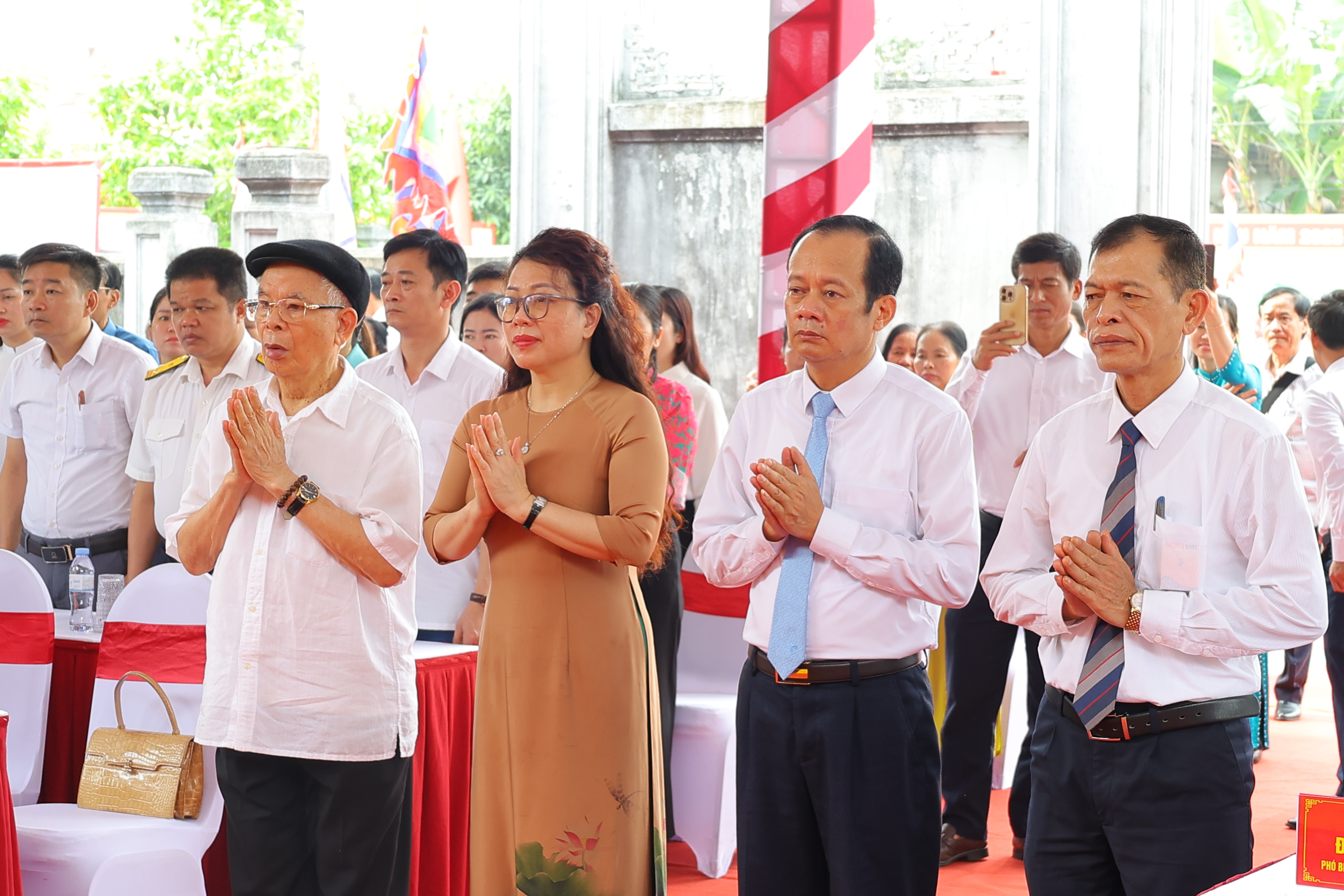 Các đại biểu thực hiện nghi thức dâng hương tại lễ hội