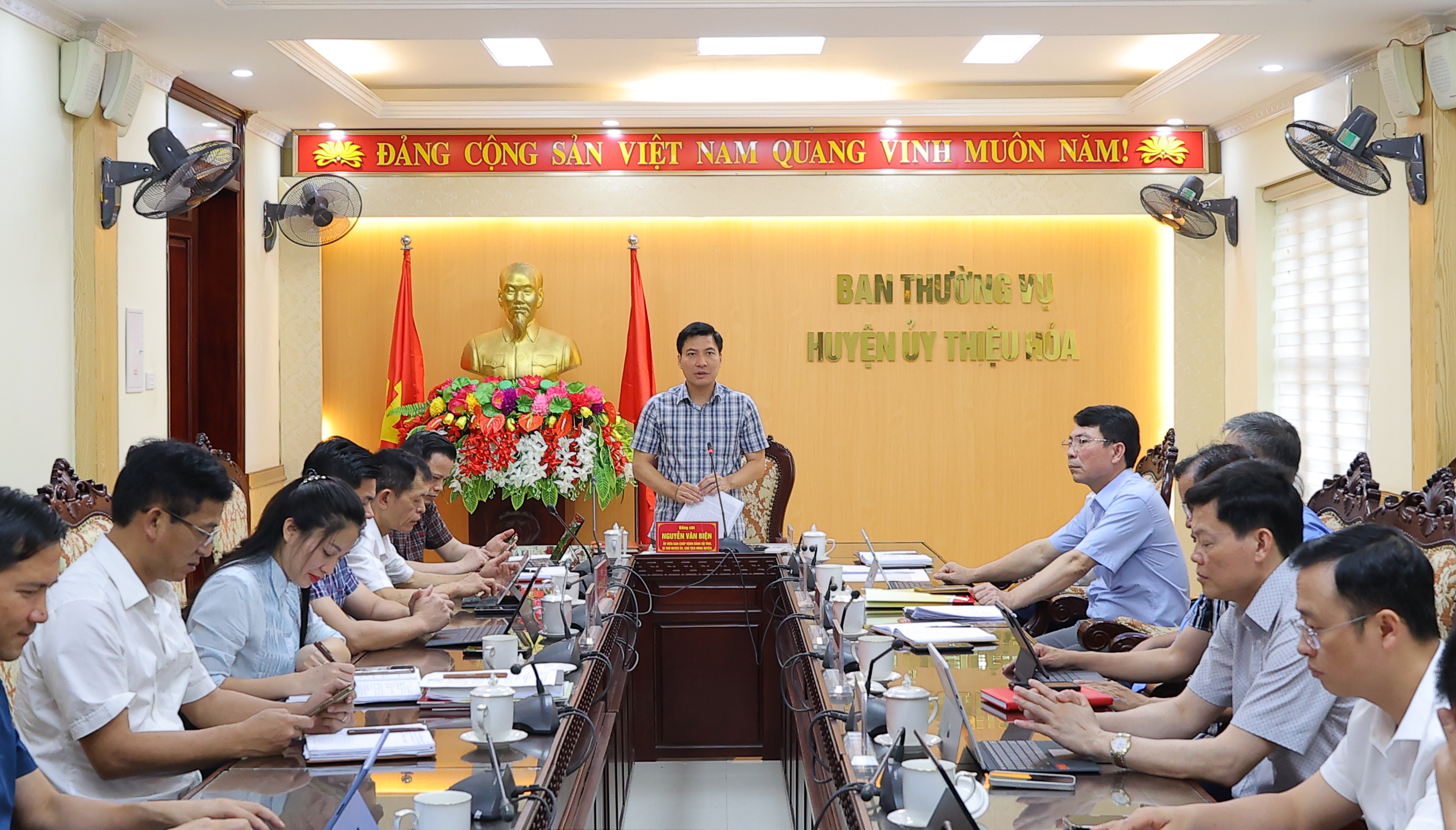 Bí thư Huyện ủy Nguyễn Văn Biện kết luận hội nghị