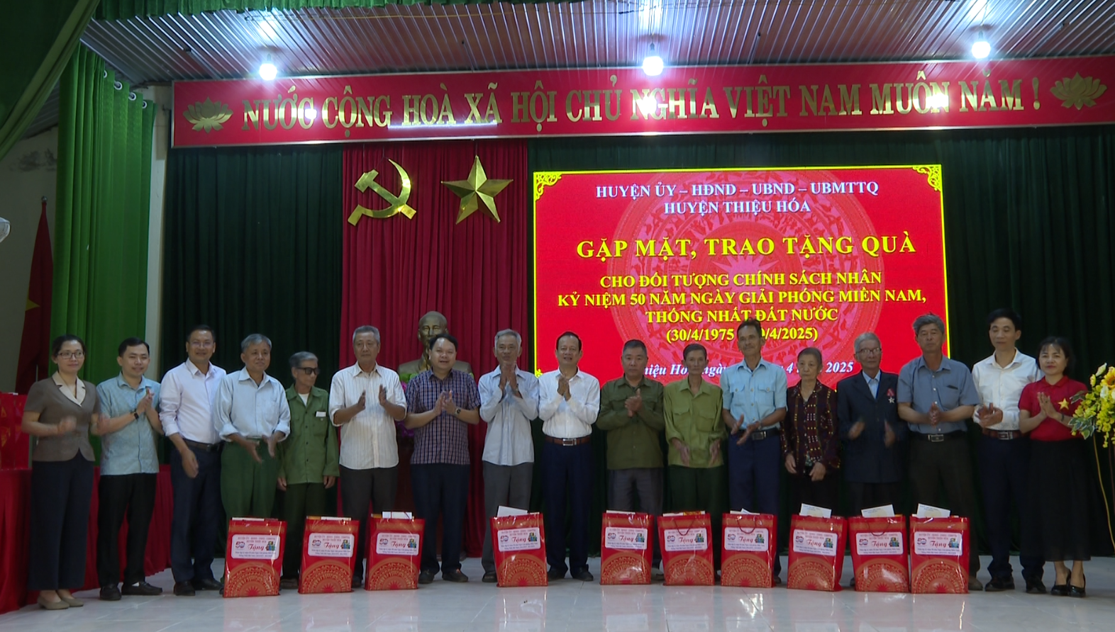 Đồng chí Phó Bí thư Thường trực Huyện uỷ Đỗ Thế Bằng và các đồng chí trong đoàn công tác của huyện, cấp uỷ, chính quyền địa phương trao quà cho các đối tượng chính sách