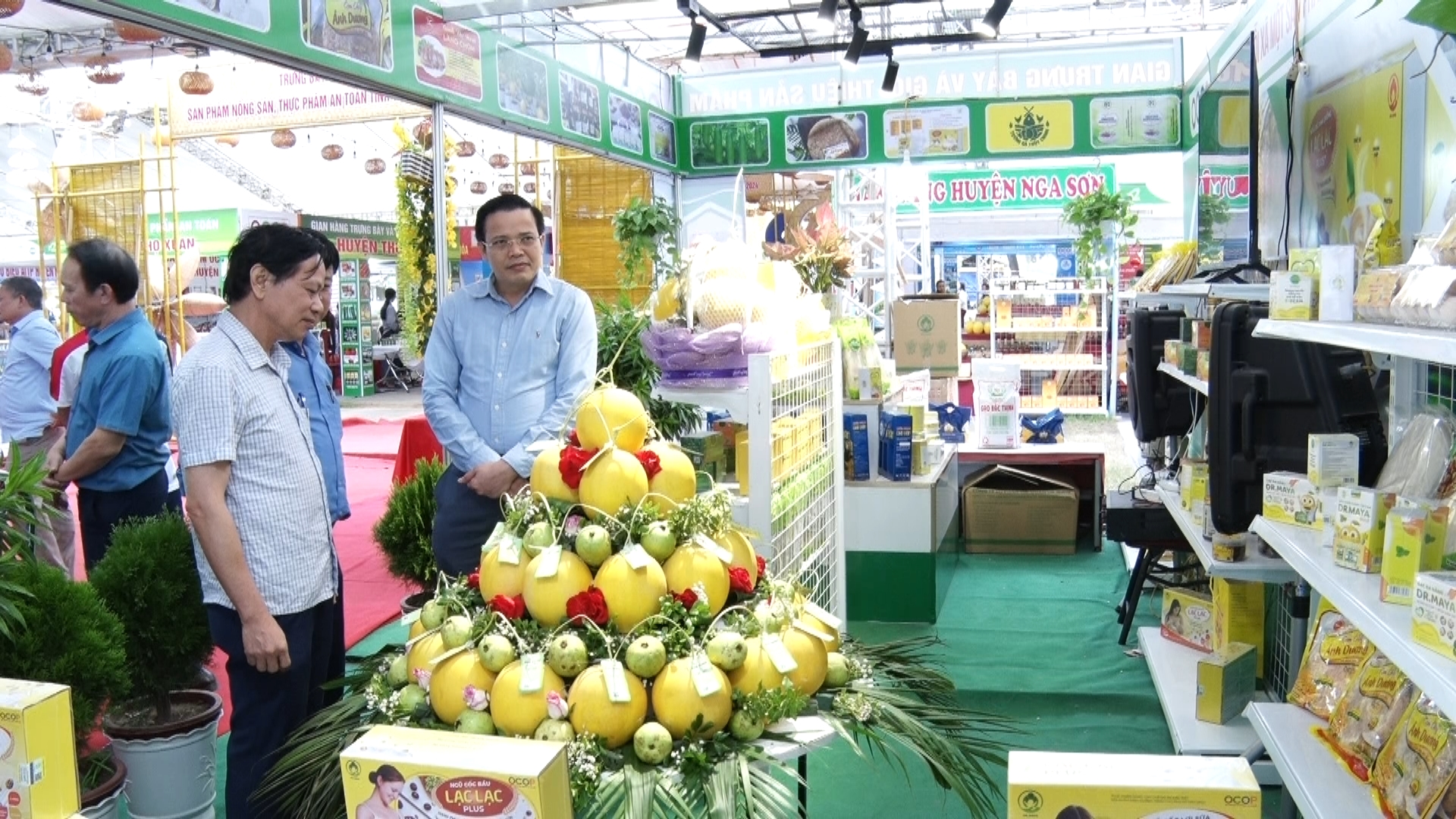 Dưa vàng Kim Hoàng Hậu của Hợp tác xã Dịch vụ nông nghiệp Thiệu Hưng tại hội chợ