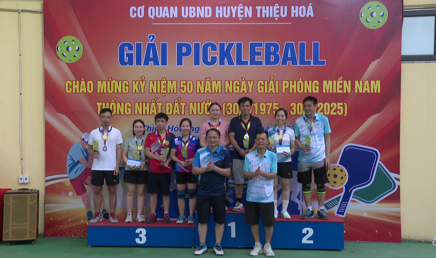 Phó Chủ tịch HĐND huyện Nguyễn Văn Phúc và Phó Chủ tịch Thường trực UBND huyện Nguyễn Ngọc Hiểu trao thưởng cho các vận động viên có thành tích xuất sắc ở nội dung đôi Nam - Nữ