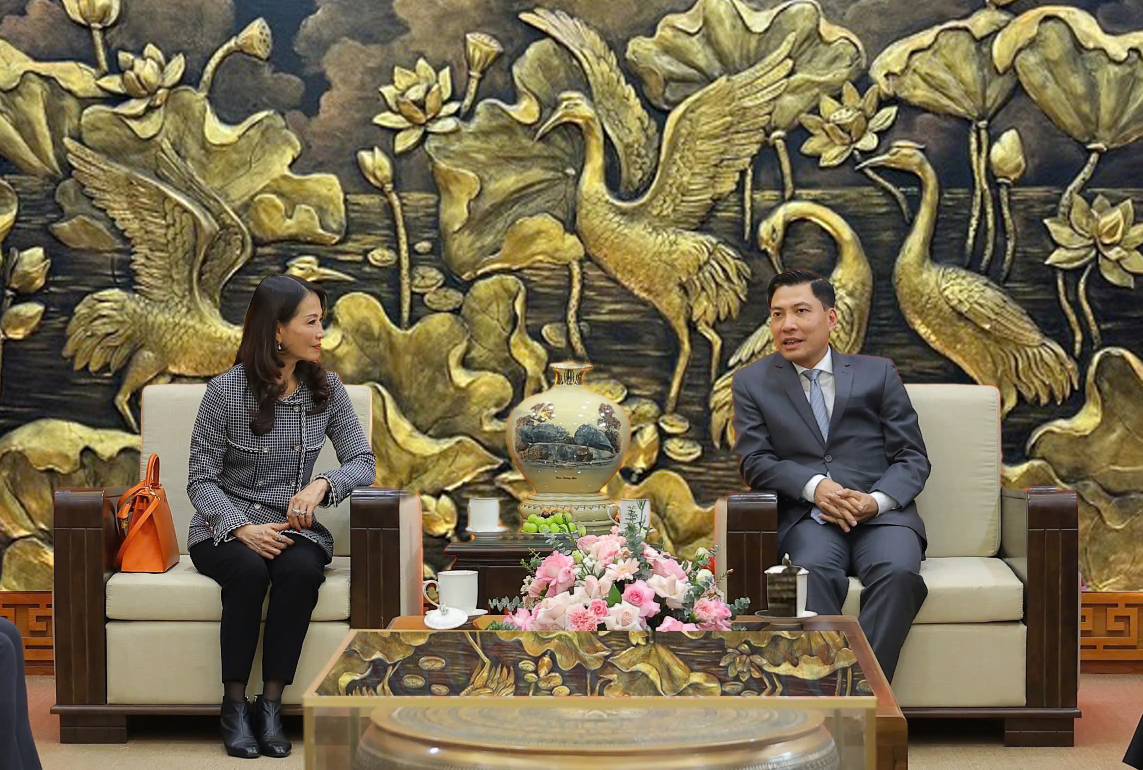 Bí thư Huyện ủy Thiệu Hóa Nguyễn Văn Biện tiếp bà Jareeporn Jarukornsakul, Tổng Giám đốc Tập đoàn WHA làm trưởng đoàn về việc phát triển các KCN và Khu dịch vụ logistics trên địa bàn huyện Thiệu Hóa