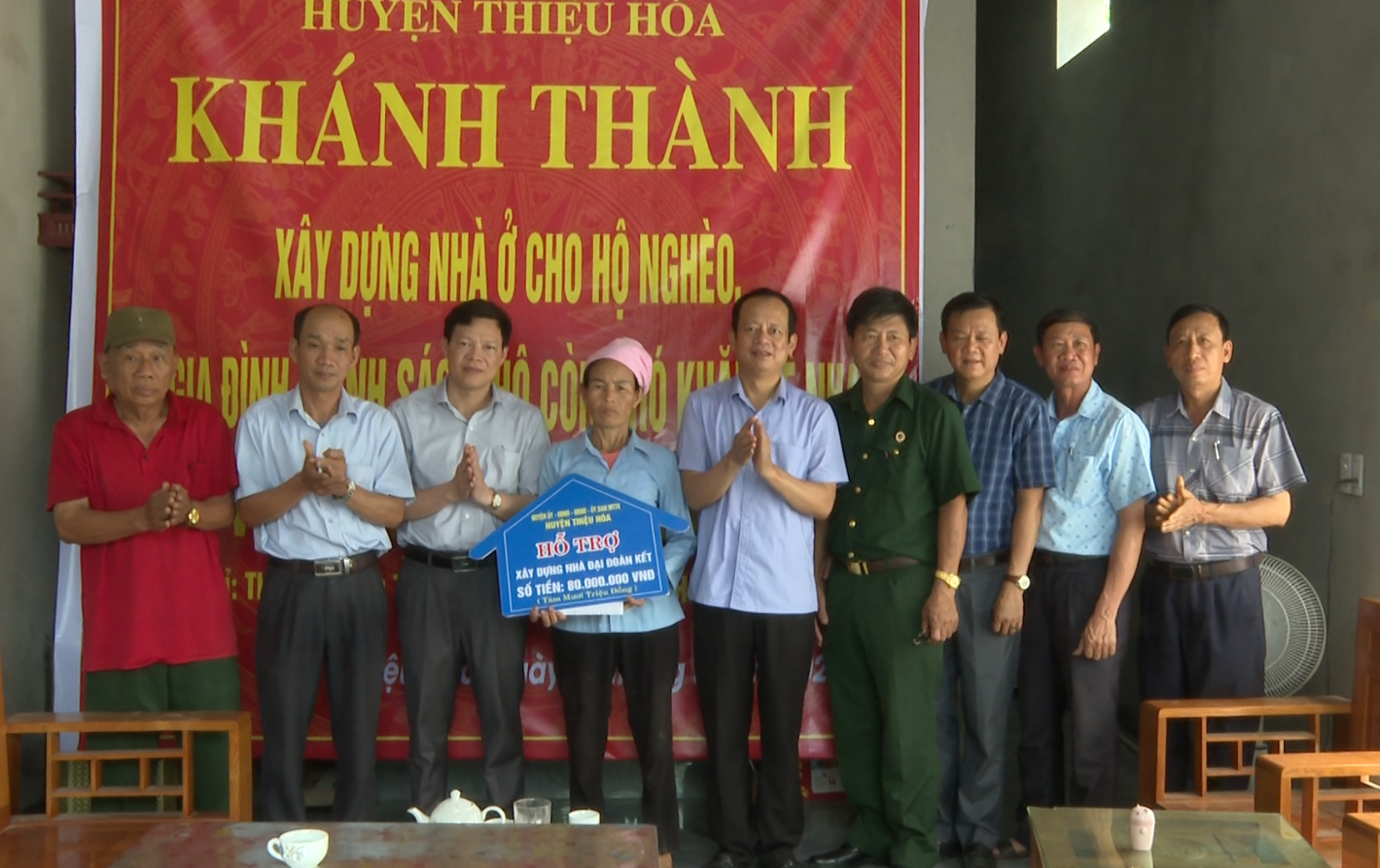 ...trao kinh biển hỗ trợ kinh phí xây dựng nhà tại xã Thiệu Nguyên.