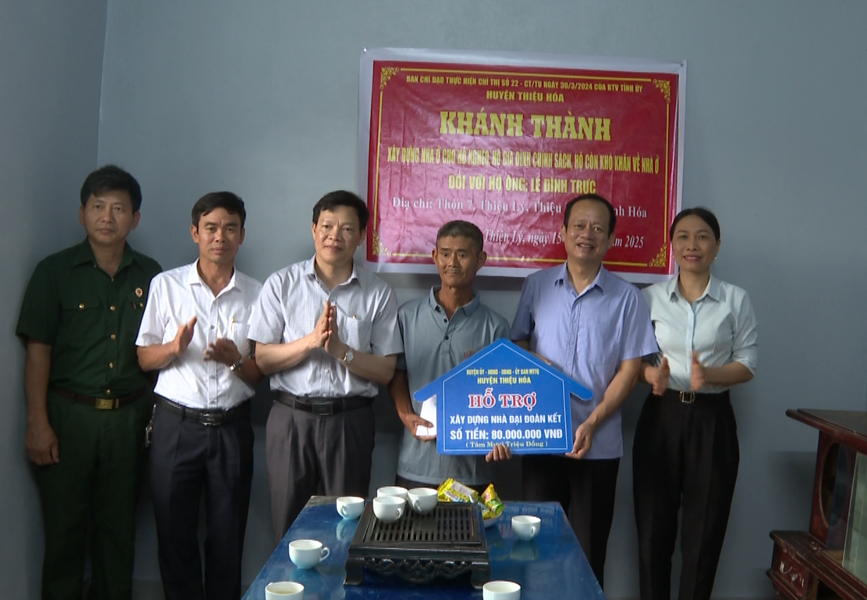 ...trao biển hỗ trợ xây dựng nhà ở tại Thiệu Lý...