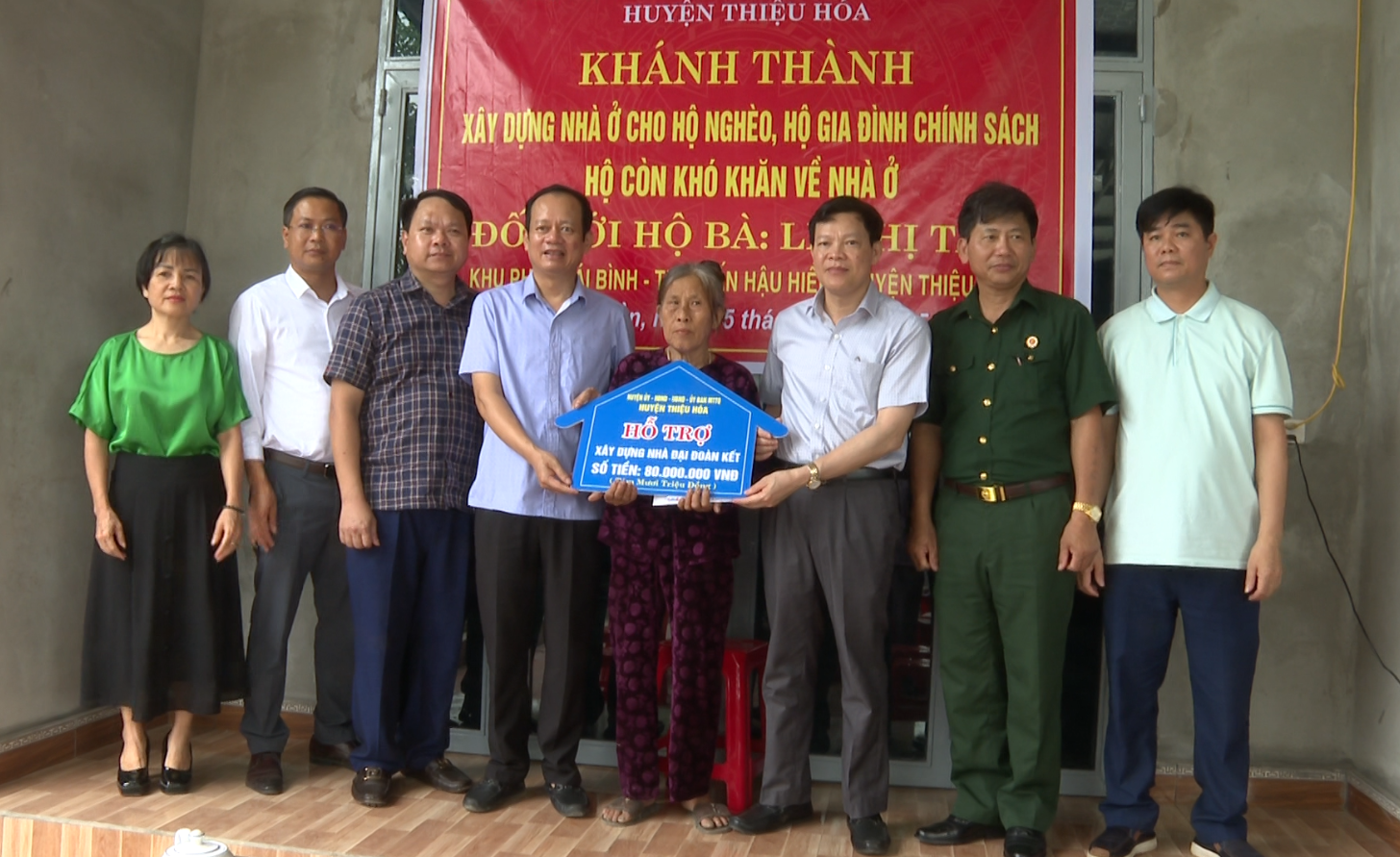 Phó Bí thư Thường trực Huyện uỷ Đỗ Thế Bằng trao kinh biển hỗ trợ kinh phí xây dựng nhà tại thị trấn Hậu Hiền...