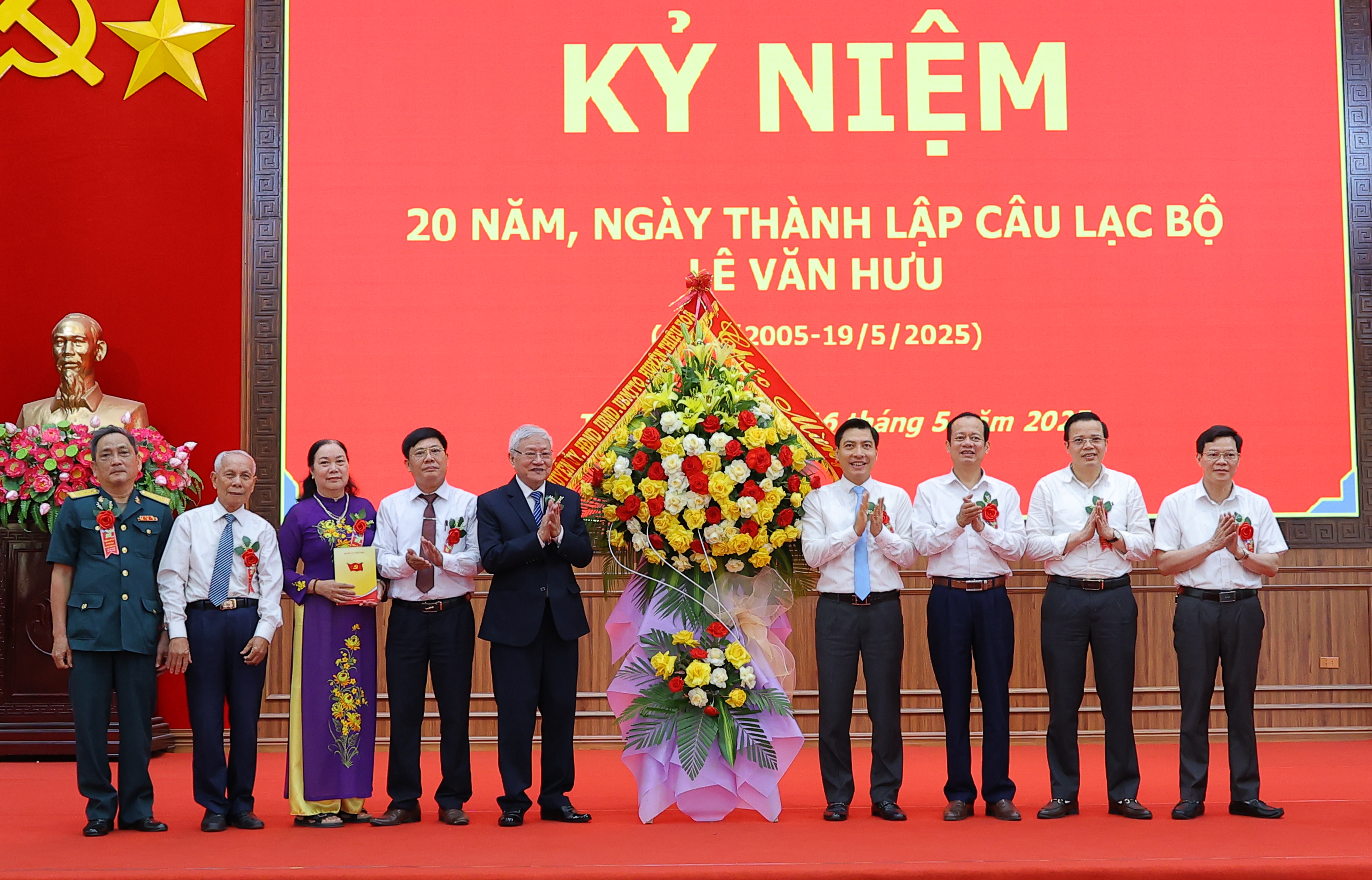 Các đồng chí Thường trực Huyện uỷ, lãnh đạo UBMTTQ huyện tặng lẵng hoa chúc mừng CLB
