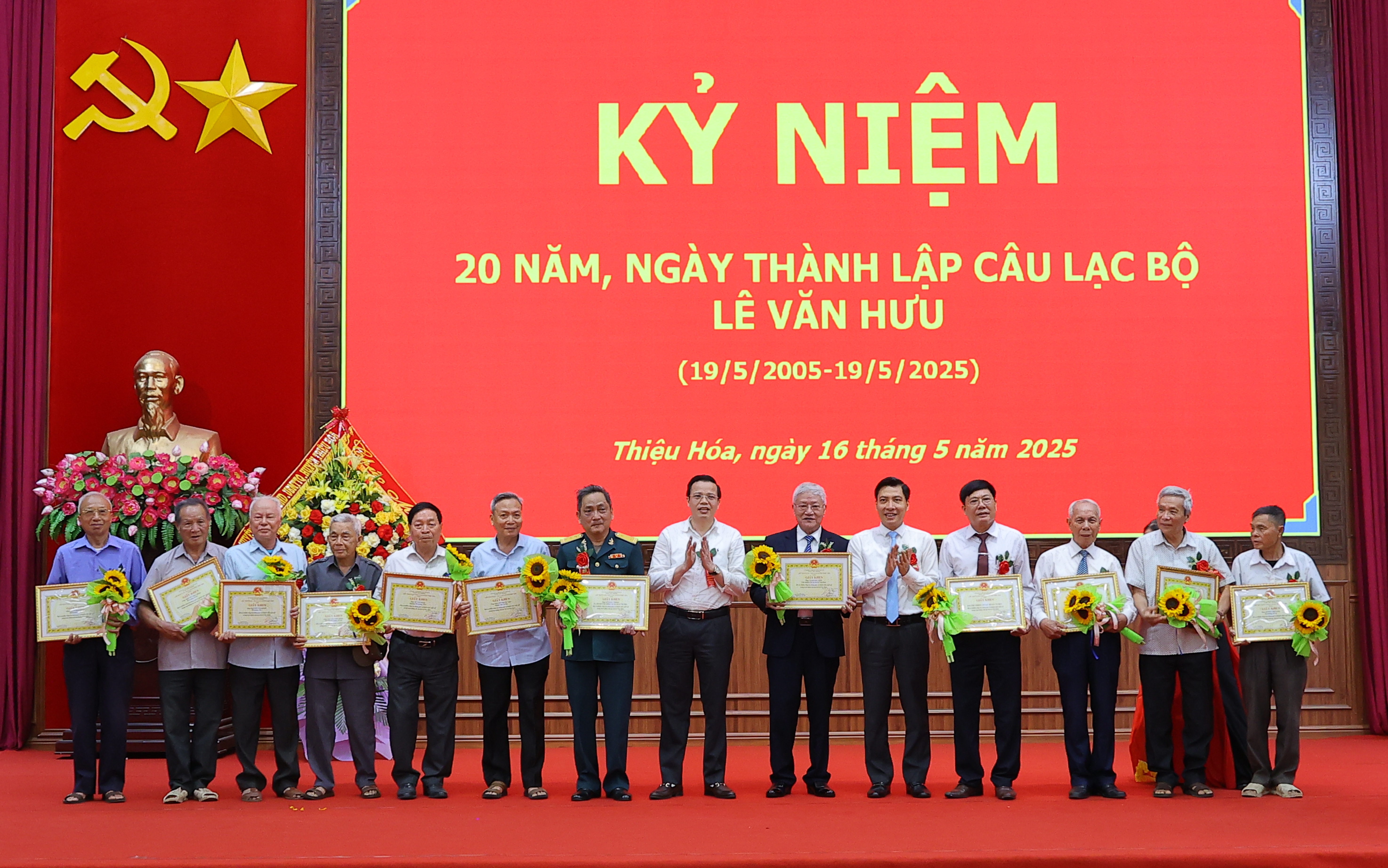 Cá nhân, tập thể được khen thưởng