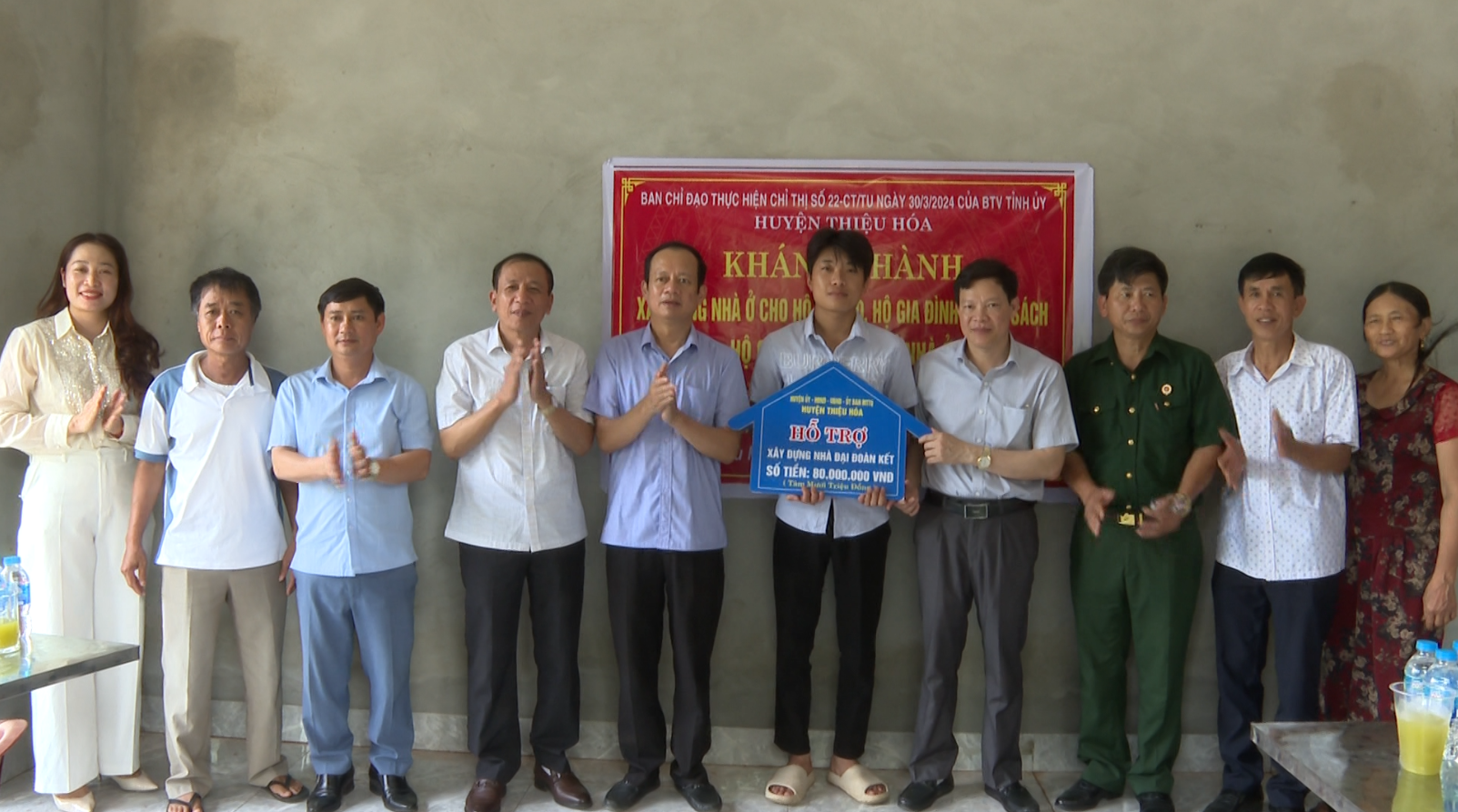 ...trao kinh phí hỗ trợ XD nhà tại xã Tân Châu...