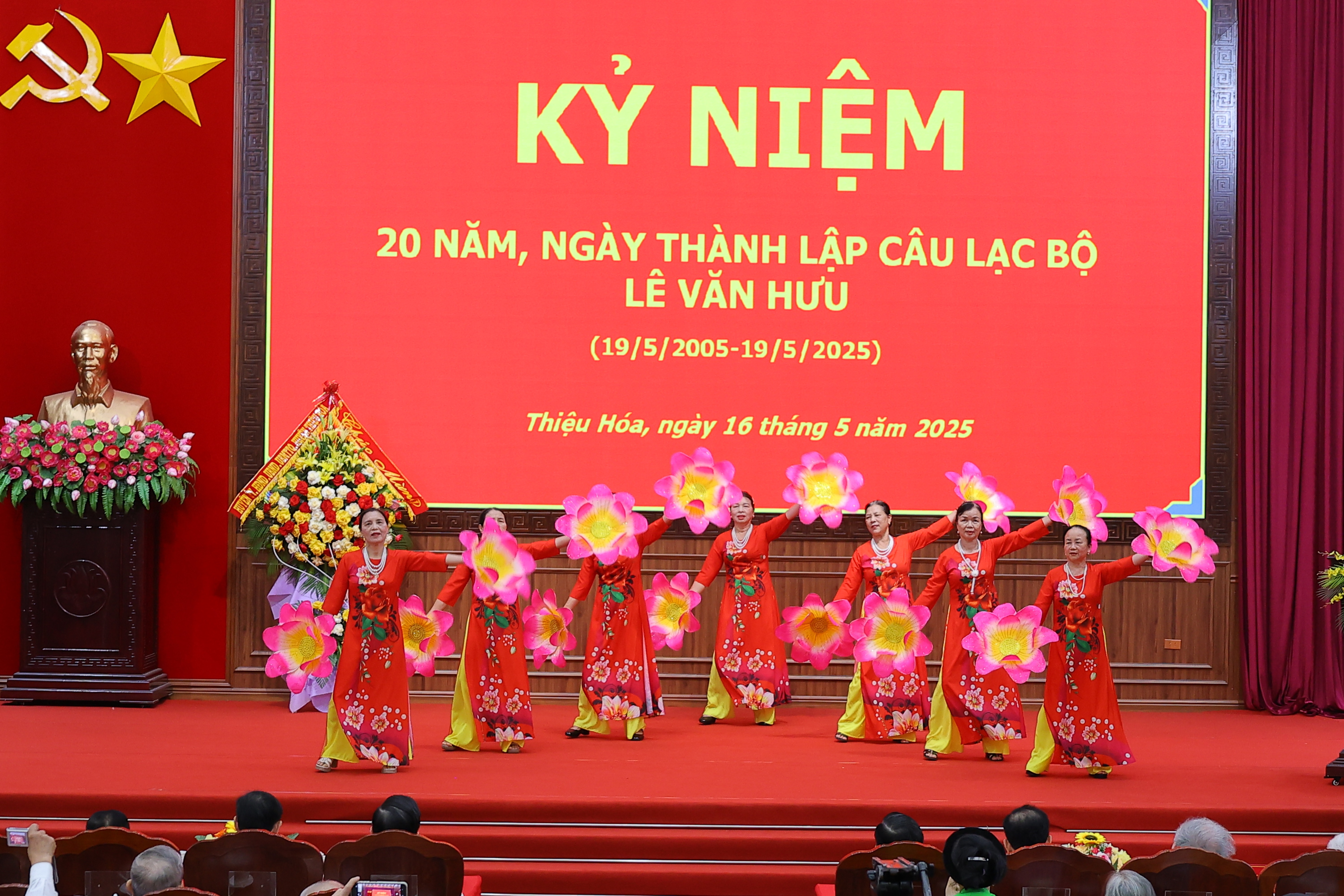 Tiết mục văn nghệ của hội viên CLB tại lễ kỷ niệm
