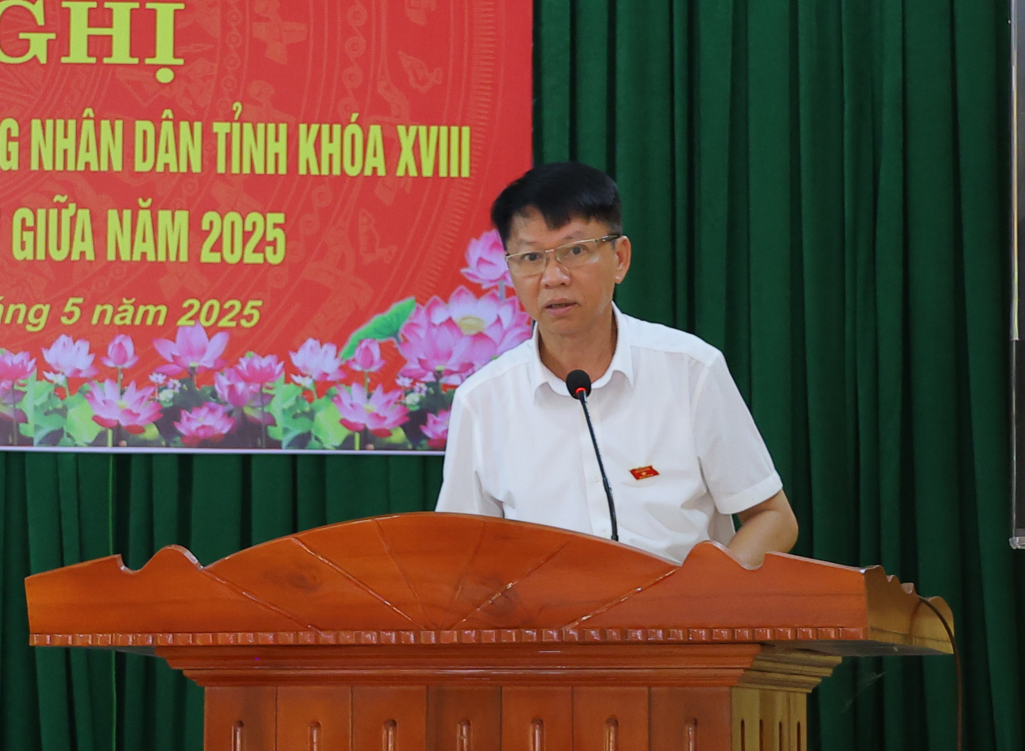Đại biểu Nguyễn Quốc Hải báo cáo kết quả ý kiến, kiến nghị của cử tri huyện gửi đến các Kỳ họp HĐND tỉnh khóa XVIII