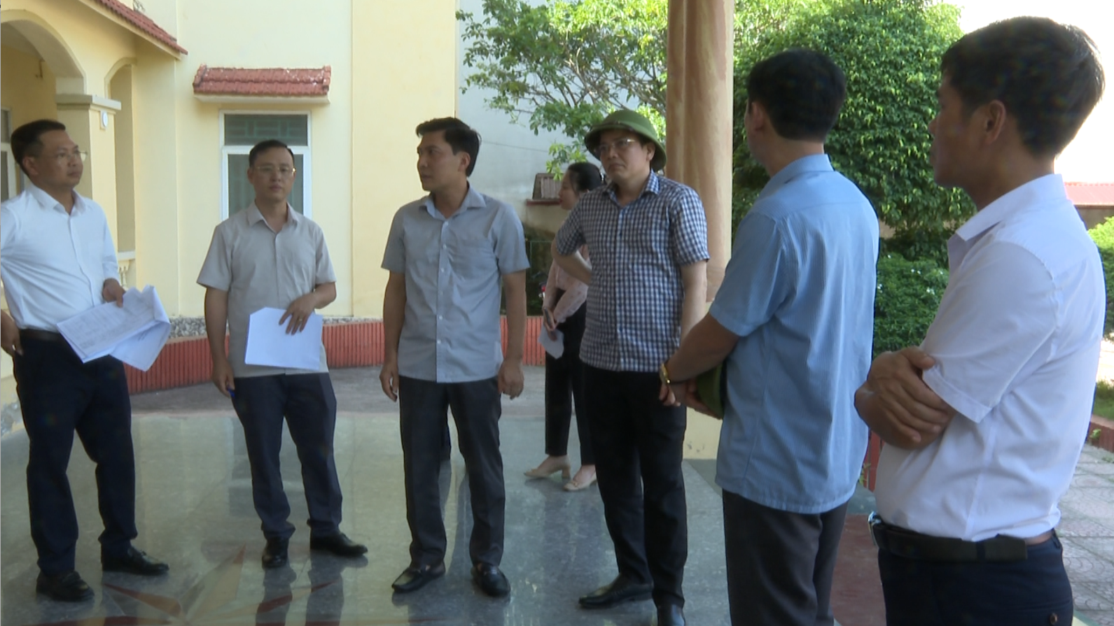 Đoàn công tác kiểm tra tại công sở thị trấn Hậu Hiền