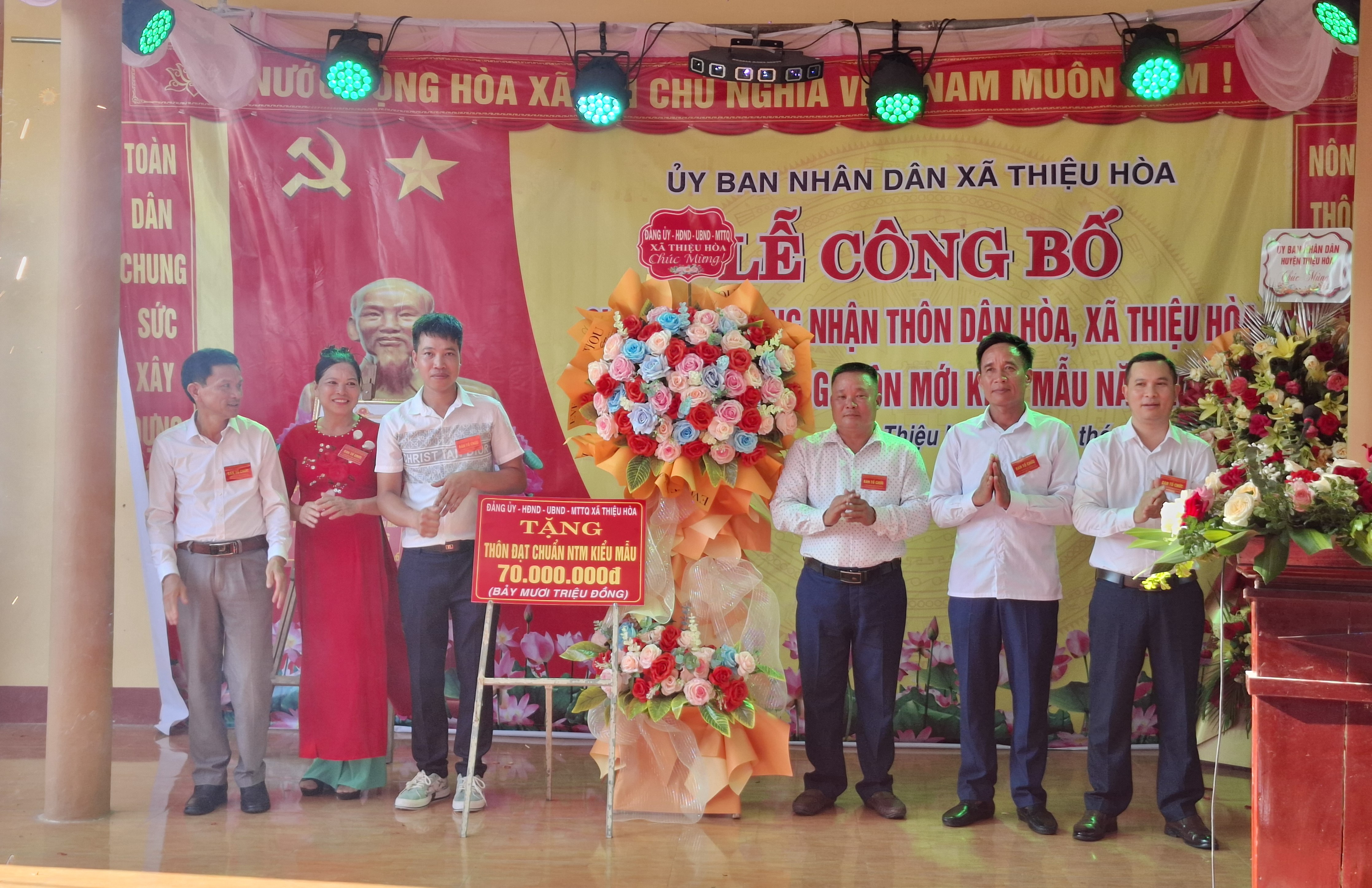 Lãnh đạo xã Thiệu Hòa tặng hoa và phần thưởng chúc mừng thôn