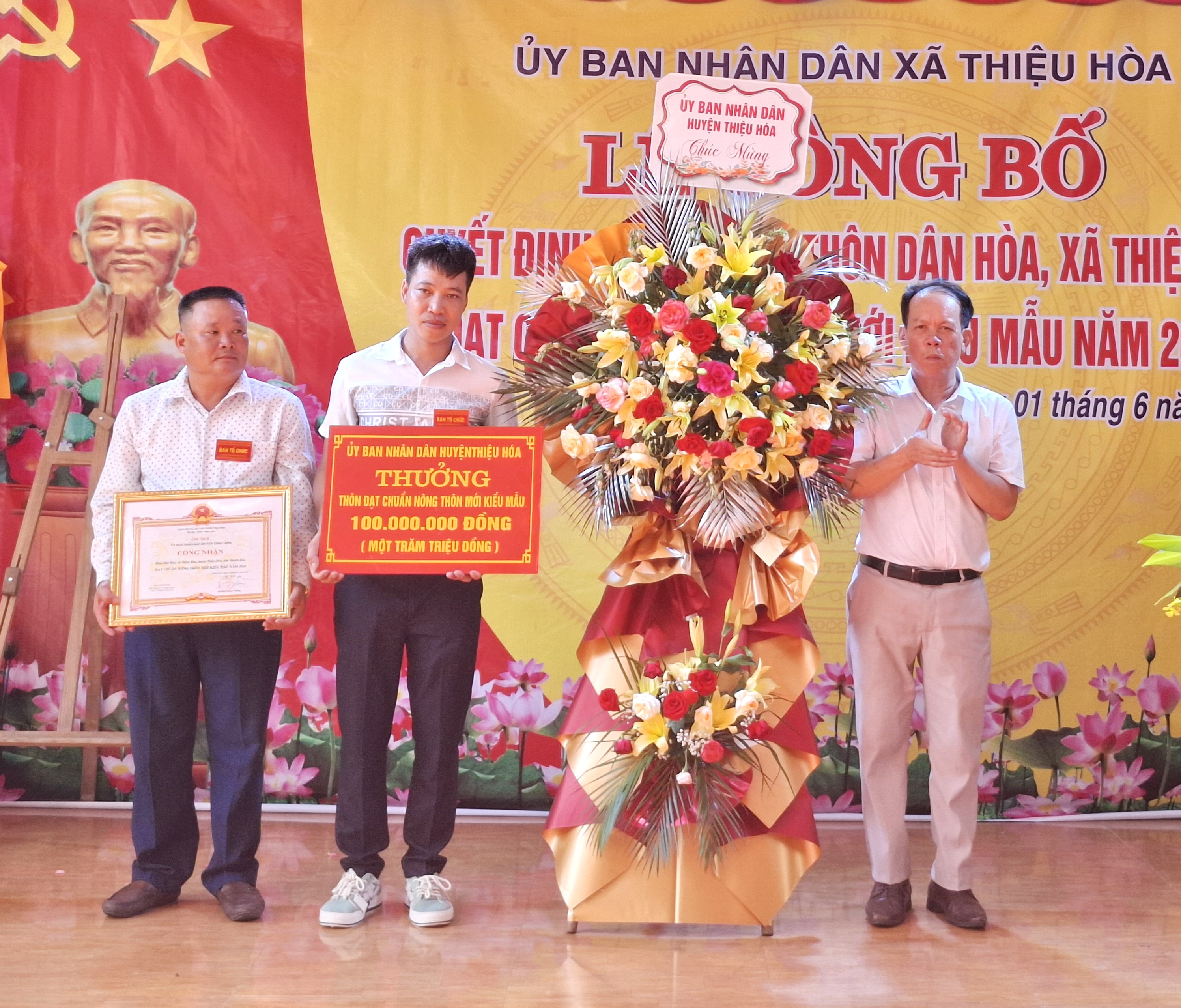 Đại diện Văn phòng điều phối nông thôn mới huyện trao Quyết định của Chủ tịch UBND huyện và phần thưởng cho thôn