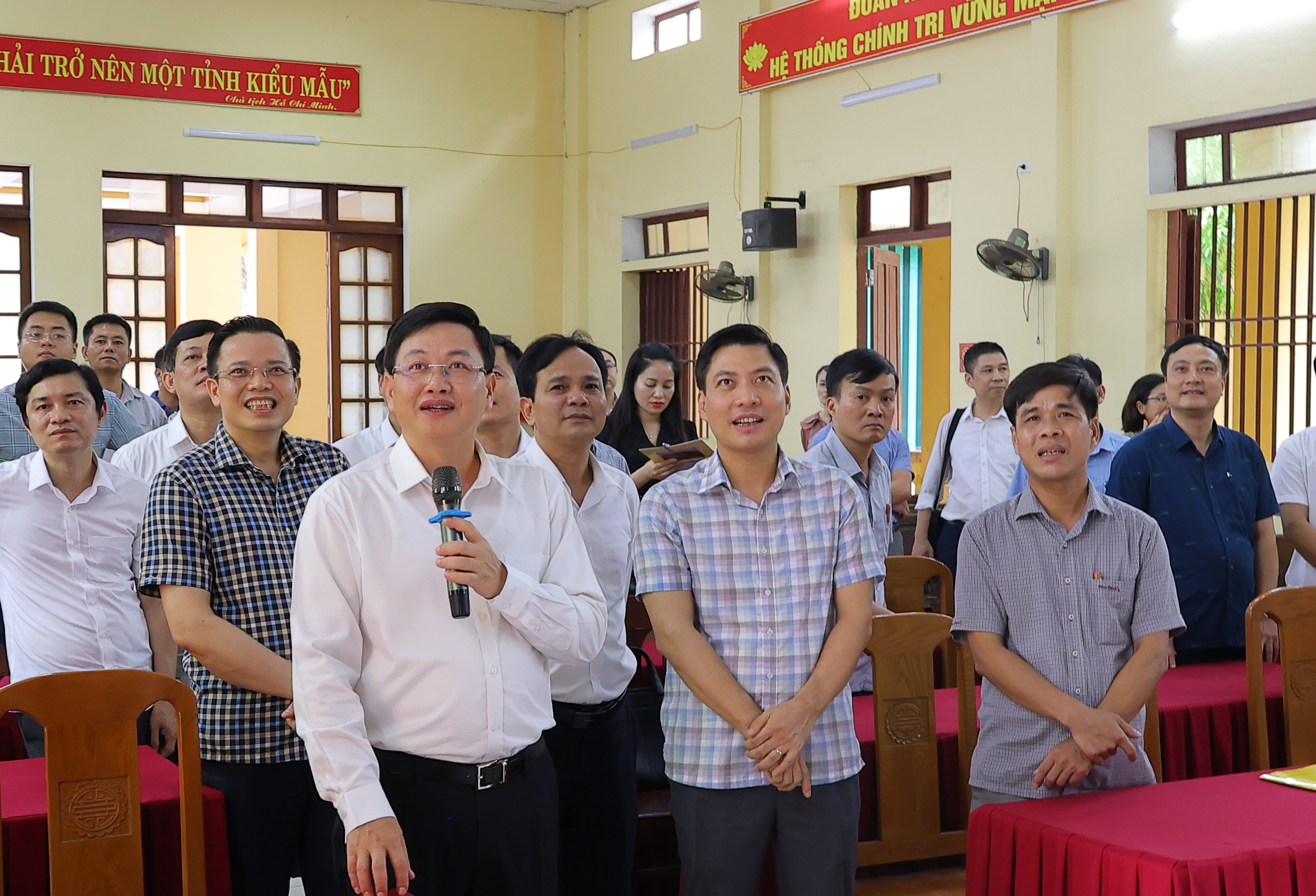 Phó Chủ tịch UBND tỉnh Mai Xuân Liêm cùng đoàn công tác kiểm tra hạ tầng CNTT tại xã Thiệu Chính.