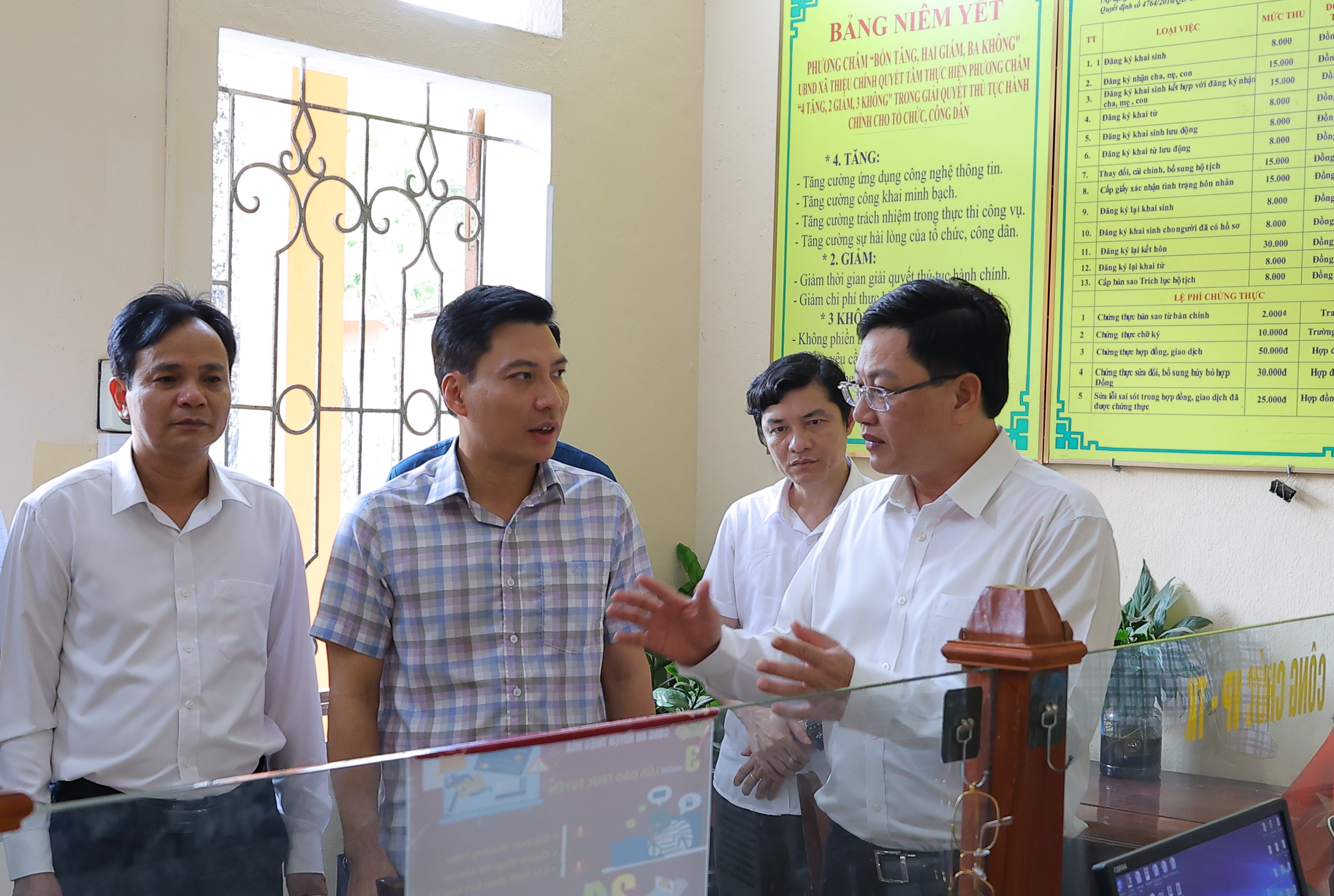 Phó Chủ tịch UBND tỉnh Mai Xuân Liêm cùng đoàn công tác kiểm tra tại xã Thiệu Chính.