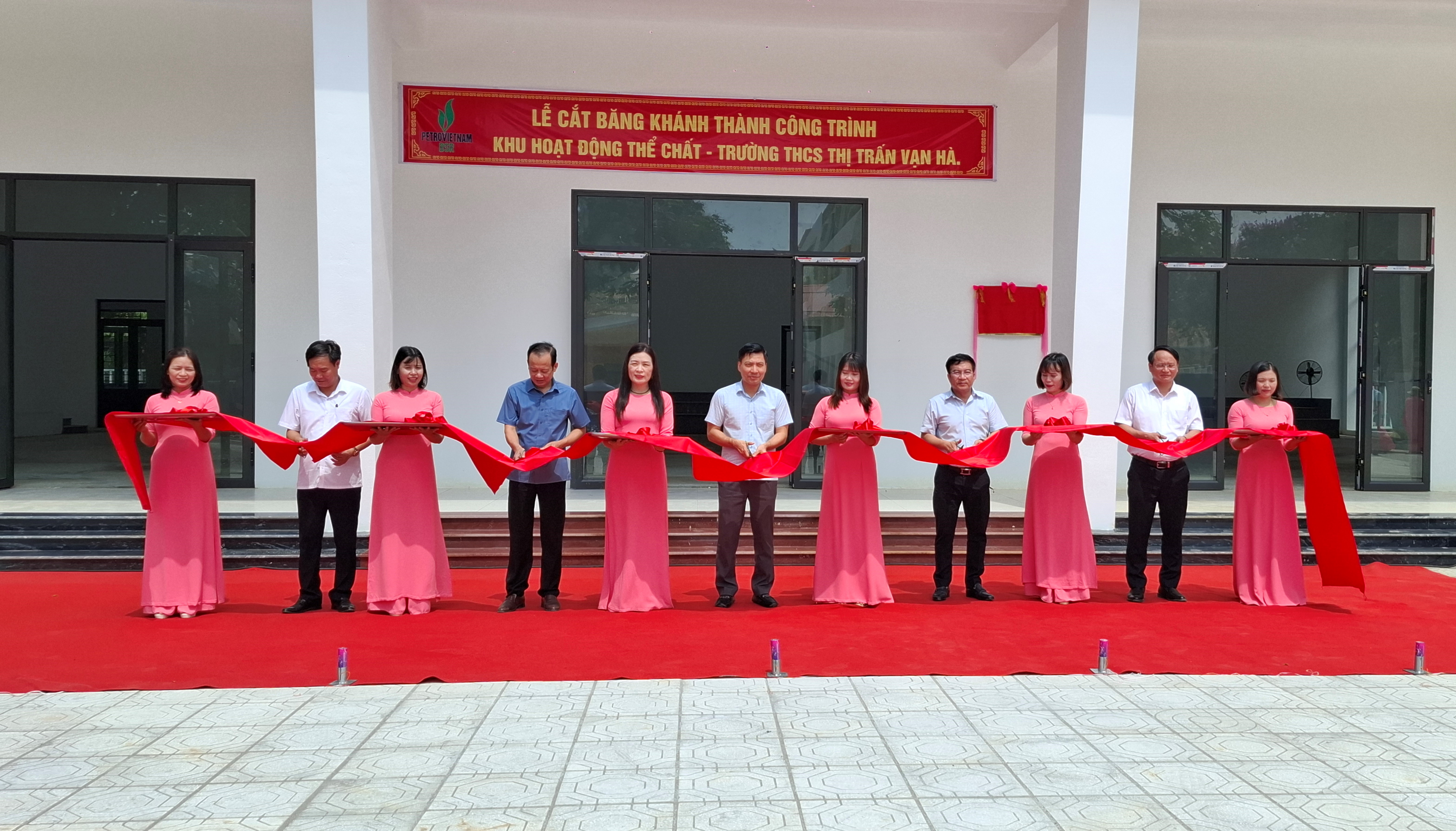 Các đồng chí lãnh đạo huyện và Công ty cổ phần Lọc hóa dầu Bình Sơn thực hiện nghi thức cắt băng khánh thành