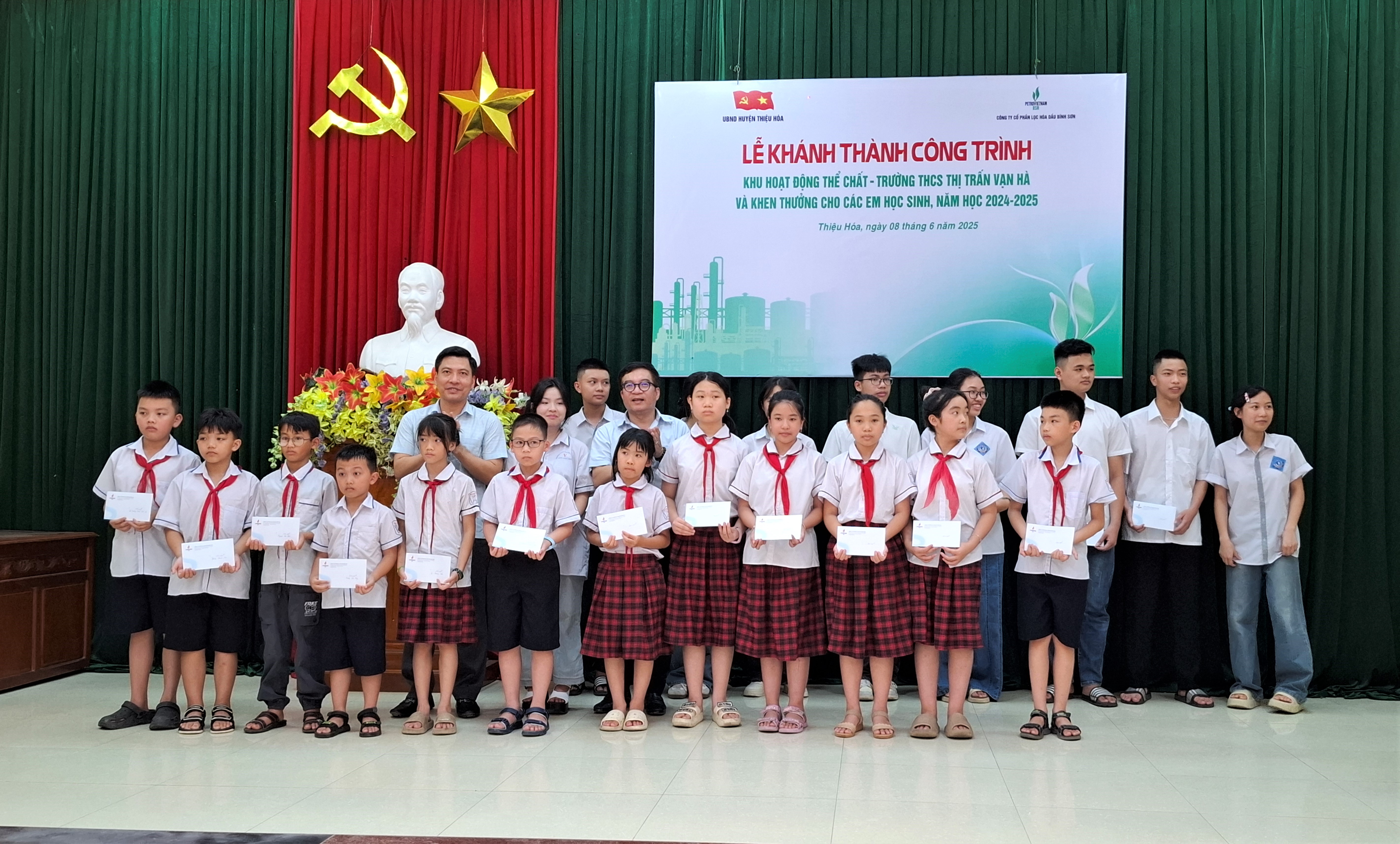 Các đồng chí lãnh đạo huyện và Công ty cổ phần Lọc hóa dầu Bình Sơn trao thưởng cho các em học sinh nghèo vượt khó, học giỏi