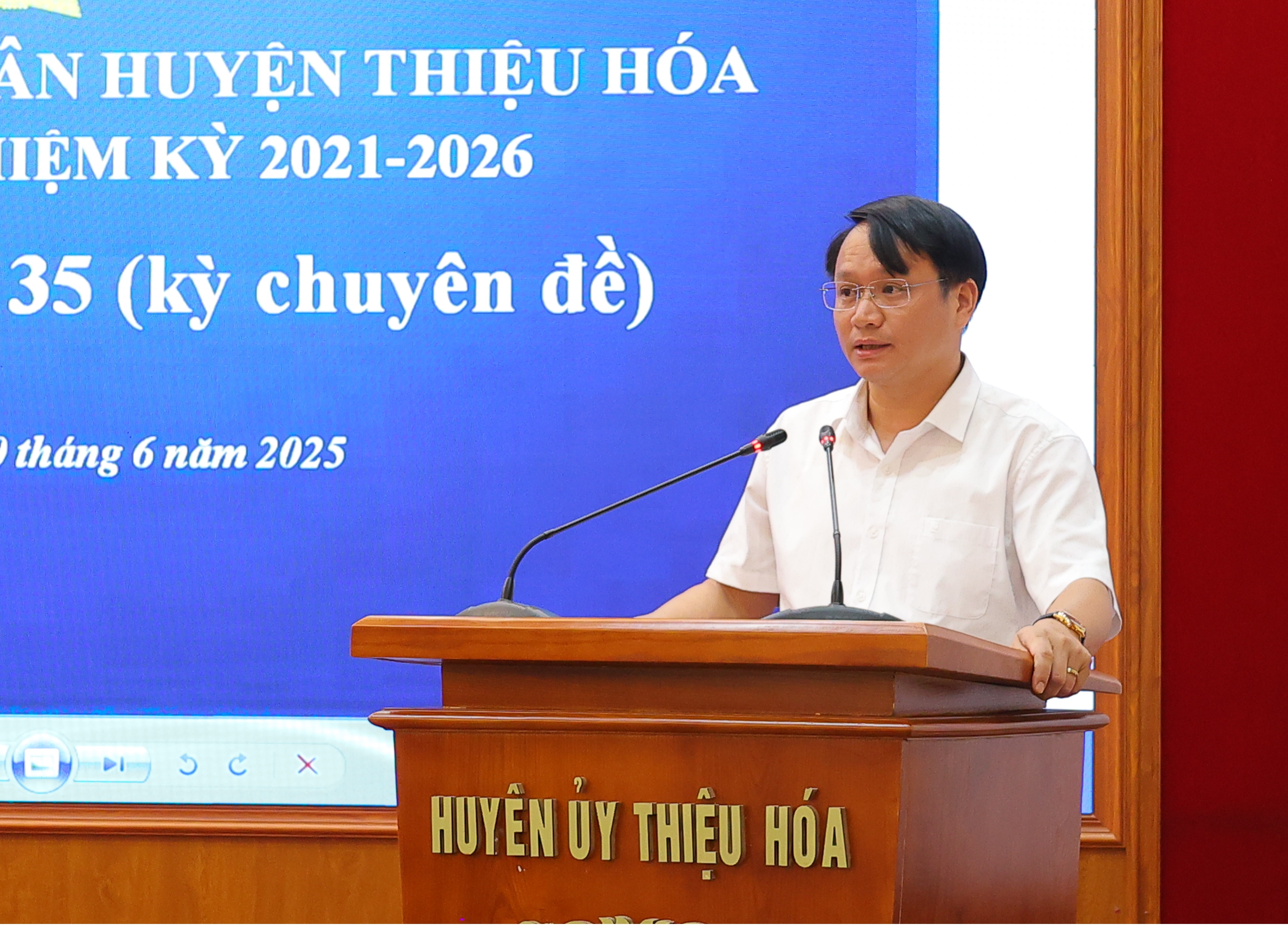 Phó Chủ tịch Thường trực UBND huyện Nguyễn Ngọc Hiểu thông qua các Tờ trình của UBND huyện