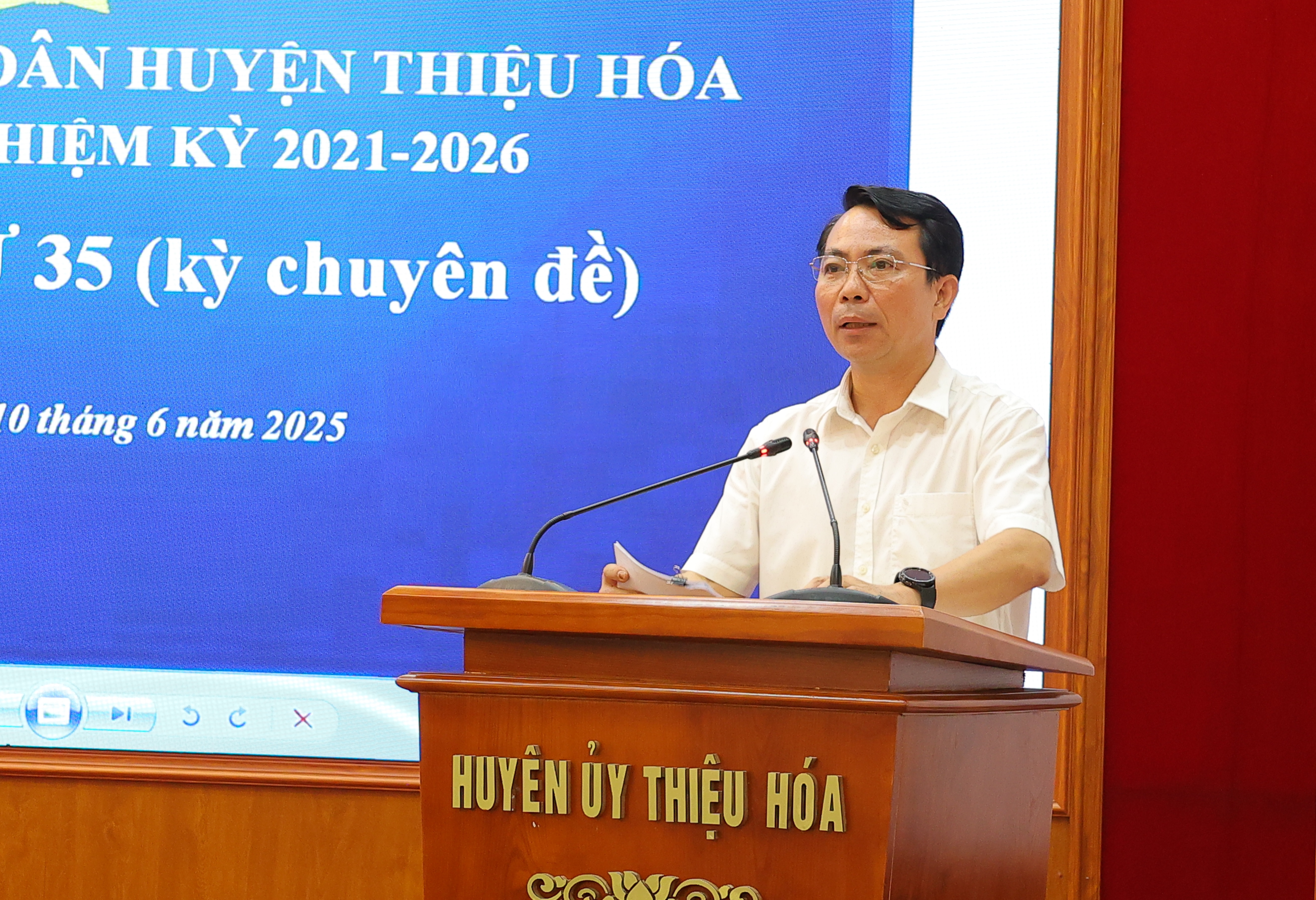 Trưởng Ban Kinh tế - Xã hội HĐND huyện Đỗ Ngọc Luân thông qua báo cáo thẩm tra các Tờ trình của UBND huyện
