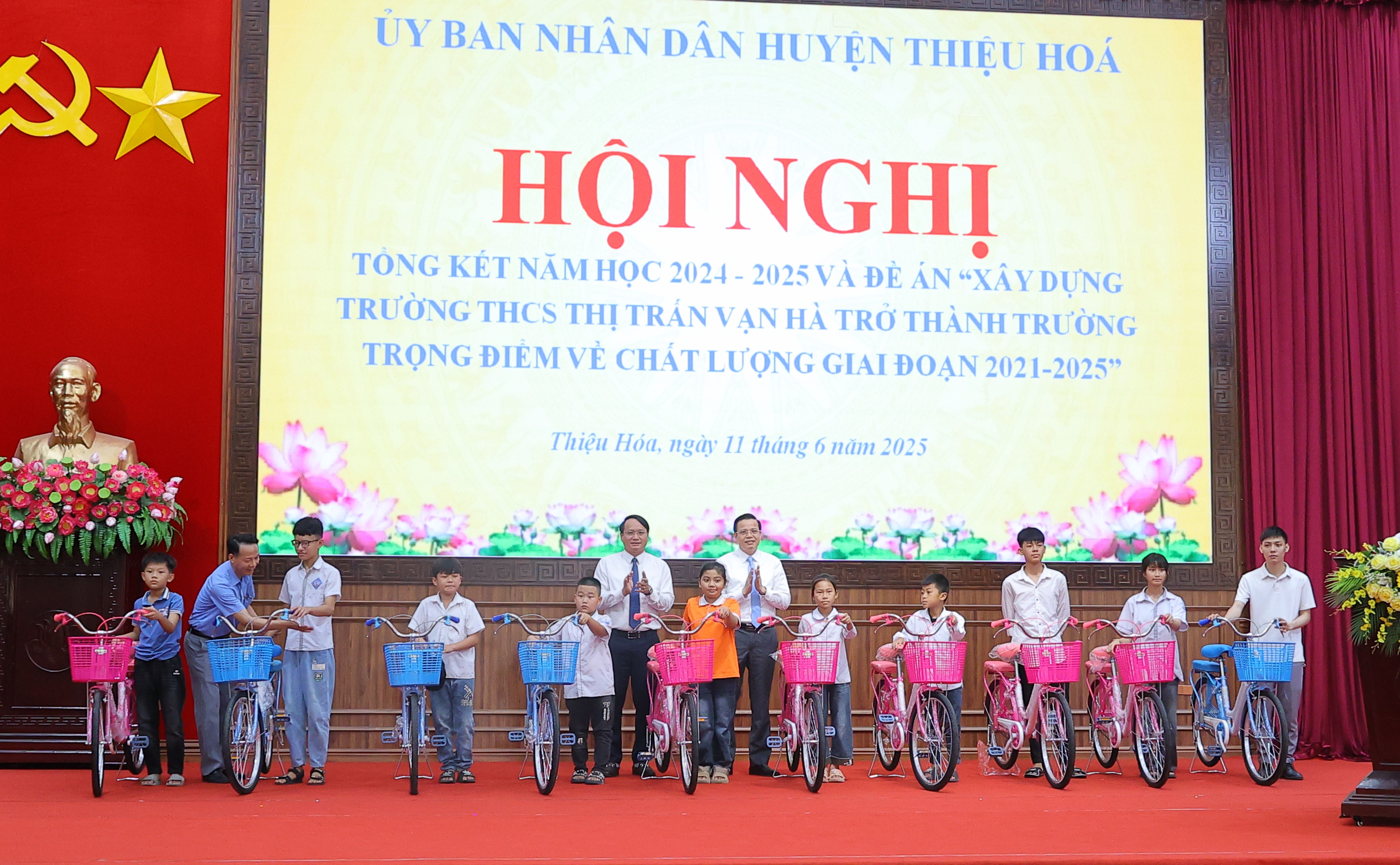 Chủ tịch UBND huyện Hoàng Trọng Cường và Phó Chủ tịch Thường trực UBND huyện Nguyễn Ngọc Hiểu tặng xe đạp cho học sinh có hoàn cảnh khó khăn
