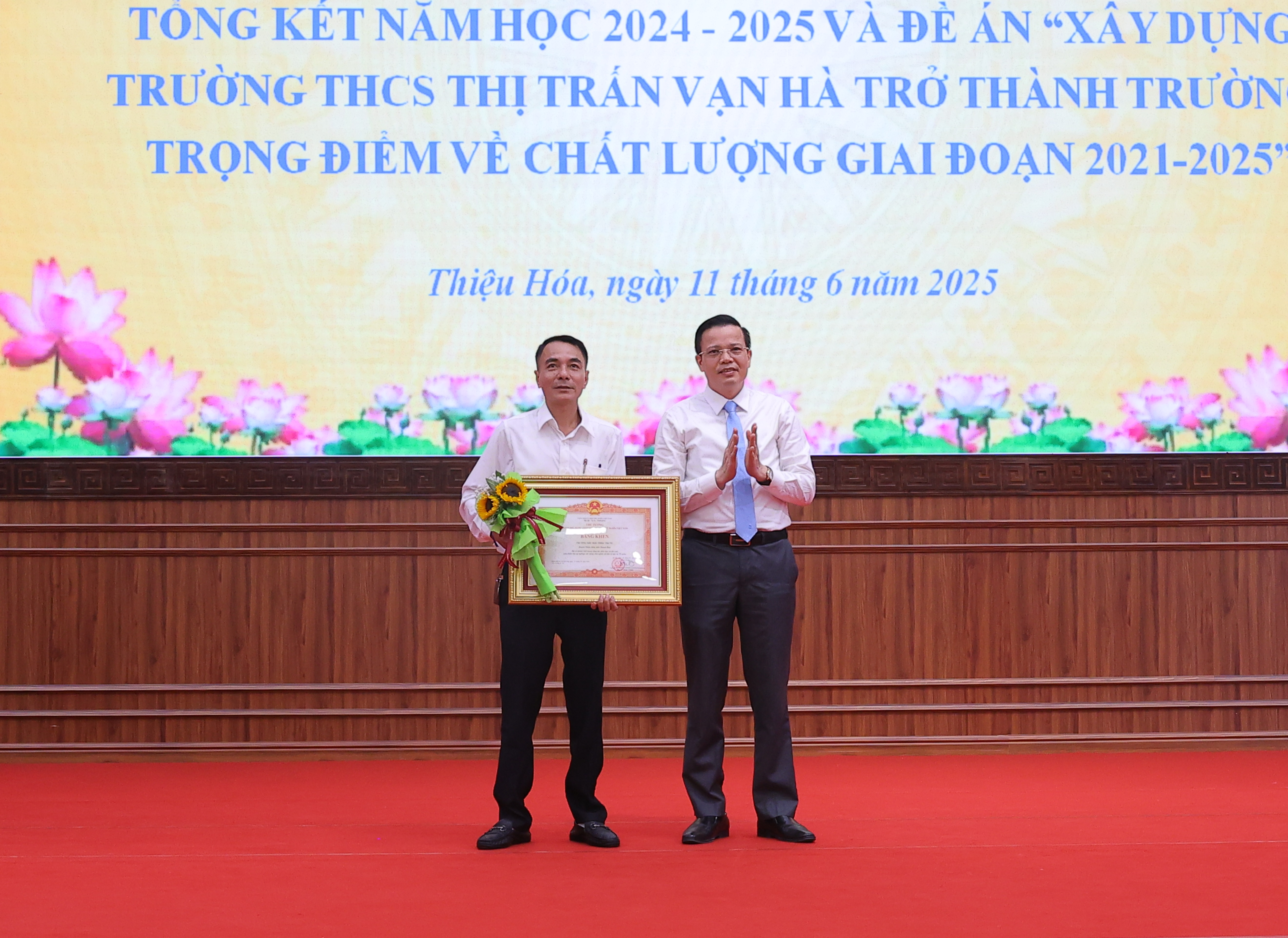 Chủ tịch UBND huyện Hoàng Trọng Cường trao Bằng khen của Thủ tướng Chính phủ cho trường Tiểu học Thiệu Trung...